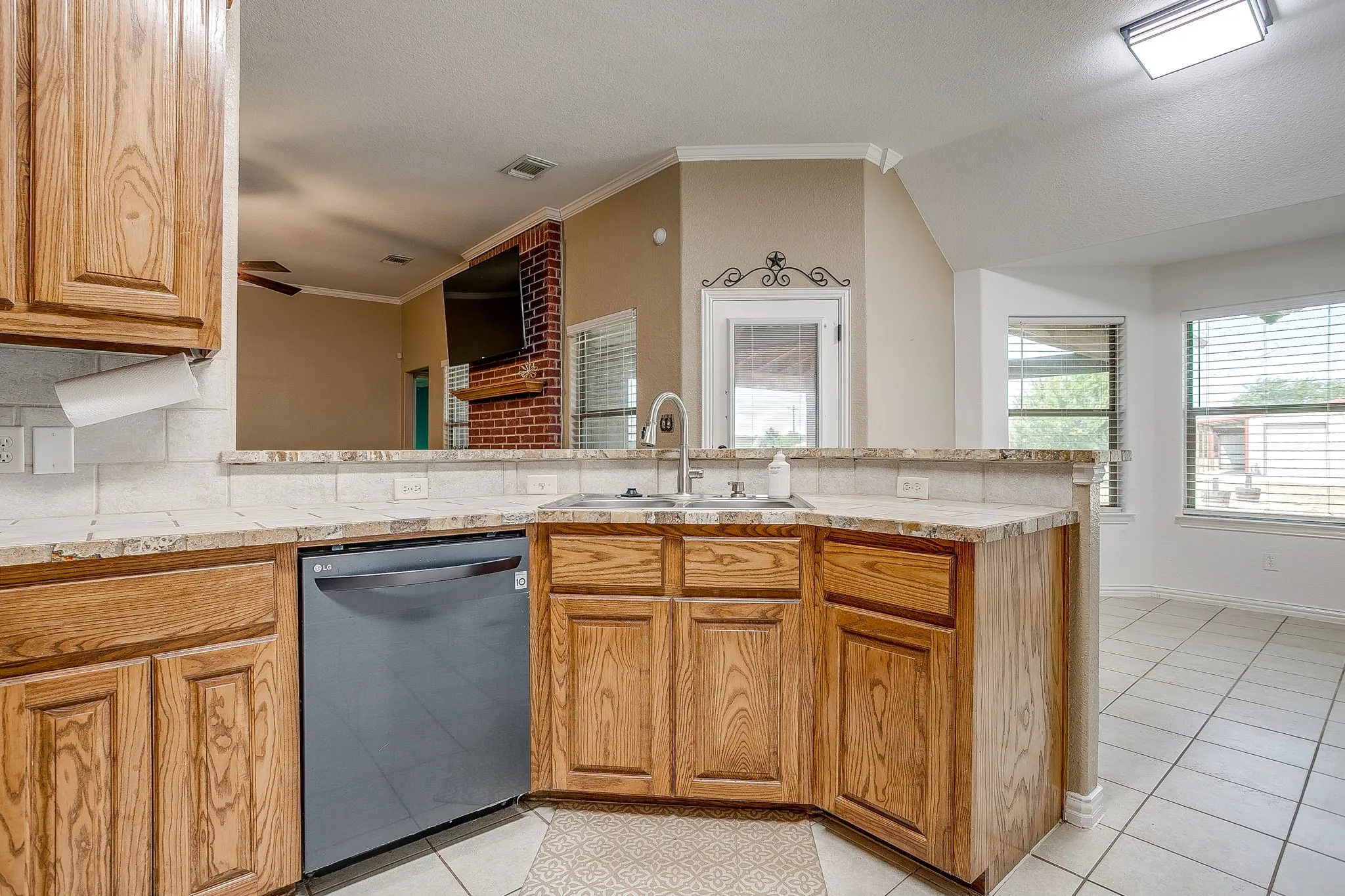 Single Family Residence For Sale in Parker County , 120 Pleasant Run, Reno, Texas 76020, 3 Bedroom, 2 Bathroom, 2 Garage spaces, 1,622 Sqft, built in 2007, mls#21362104, Real Estate Agent in Reno, Homes For Sale in Parker county, Homes For Sale in Reno, Realtor in Reno Texas, Real Estate Brokerage Independent Realty Texas, Luminita Cordes Realtor