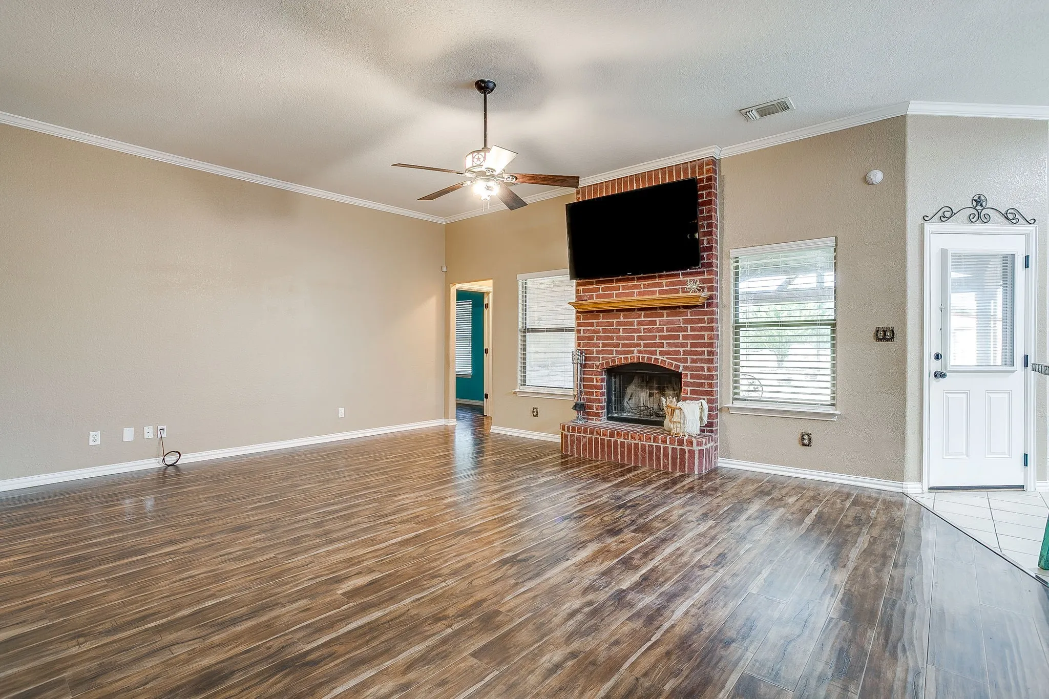 Single Family Residence For Sale in Parker County , 120 Pleasant Run, Reno, Texas 76020, 3 Bedroom, 2 Bathroom, 2 Garage spaces, 1,622 Sqft, built in 2007, mls#21362104, Real Estate Agent in Reno, Homes For Sale in Parker county, Homes For Sale in Reno, Realtor in Reno Texas, Real Estate Brokerage Independent Realty Texas, Luminita Cordes Realtor