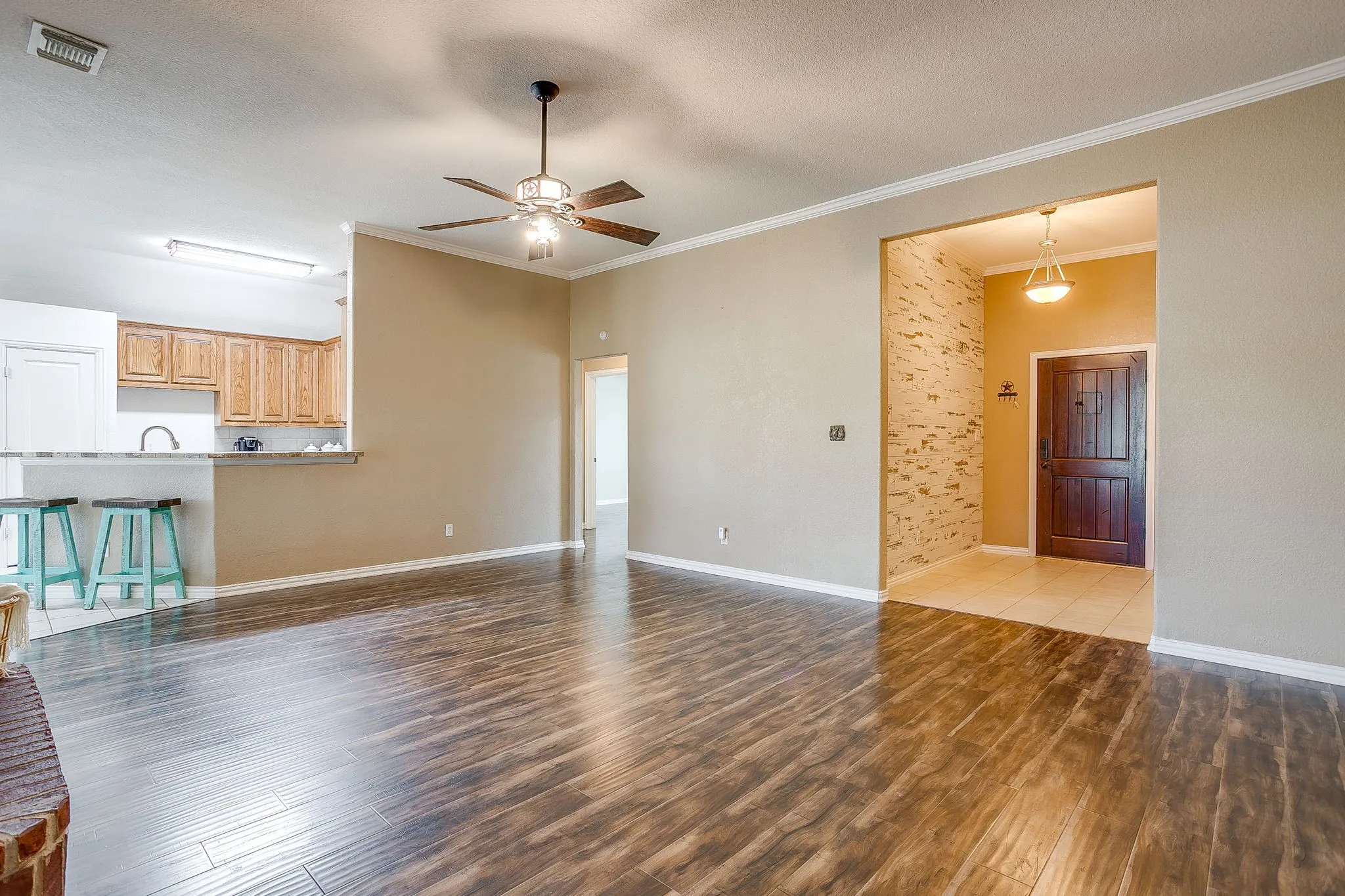 Single Family Residence For Sale in Parker County , 120 Pleasant Run, Reno, Texas 76020, 3 Bedroom, 2 Bathroom, 2 Garage spaces, 1,622 Sqft, built in 2007, mls#21362104, Real Estate Agent in Reno, Homes For Sale in Parker county, Homes For Sale in Reno, Realtor in Reno Texas, Real Estate Brokerage Independent Realty Texas, Luminita Cordes Realtor