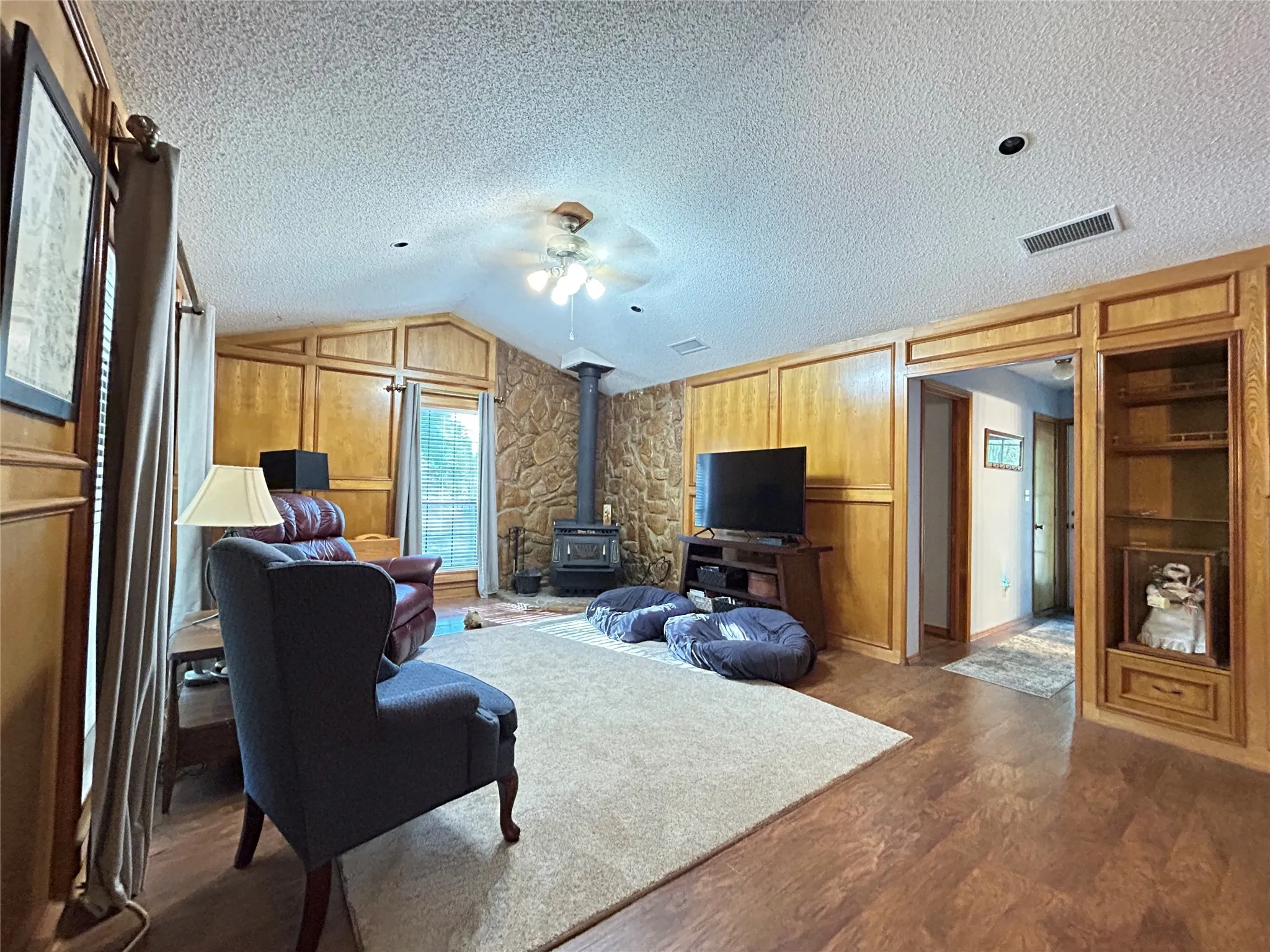 Single Family Residence For Sale in Hopkins County , 1799 County Road 4128, Cumby, Texas 75433, 3 Bedroom, 3 Bathroom, 2 Garage spaces, 1,672 Sqft, built in 1987, Price $350,000, mls#21362020, Real Estate Agent in Cumby, Homes For Sale in Hopkins county, Homes For Sale in Cumby, Realtor in Cumby Texas, Real Estate Brokerage Independent Realty Texas, Luminita Cordes Realtor