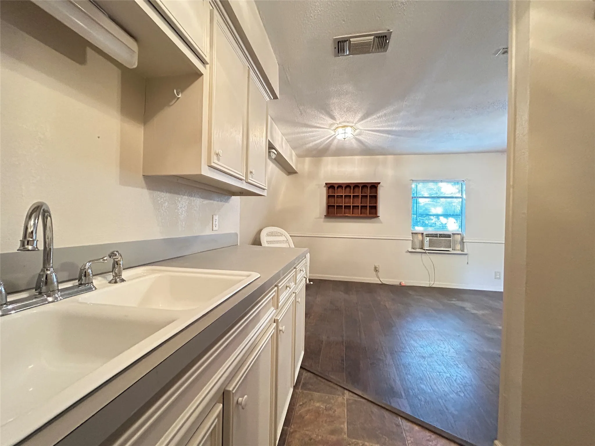 Single Family Residence For Sale in Hopkins County , 1799 County Road 4128, Cumby, Texas 75433, 3 Bedroom, 3 Bathroom, 2 Garage spaces, 1,672 Sqft, built in 1987, Price $350,000, mls#21362020, Real Estate Agent in Cumby, Homes For Sale in Hopkins county, Homes For Sale in Cumby, Realtor in Cumby Texas, Real Estate Brokerage Independent Realty Texas, Luminita Cordes Realtor
