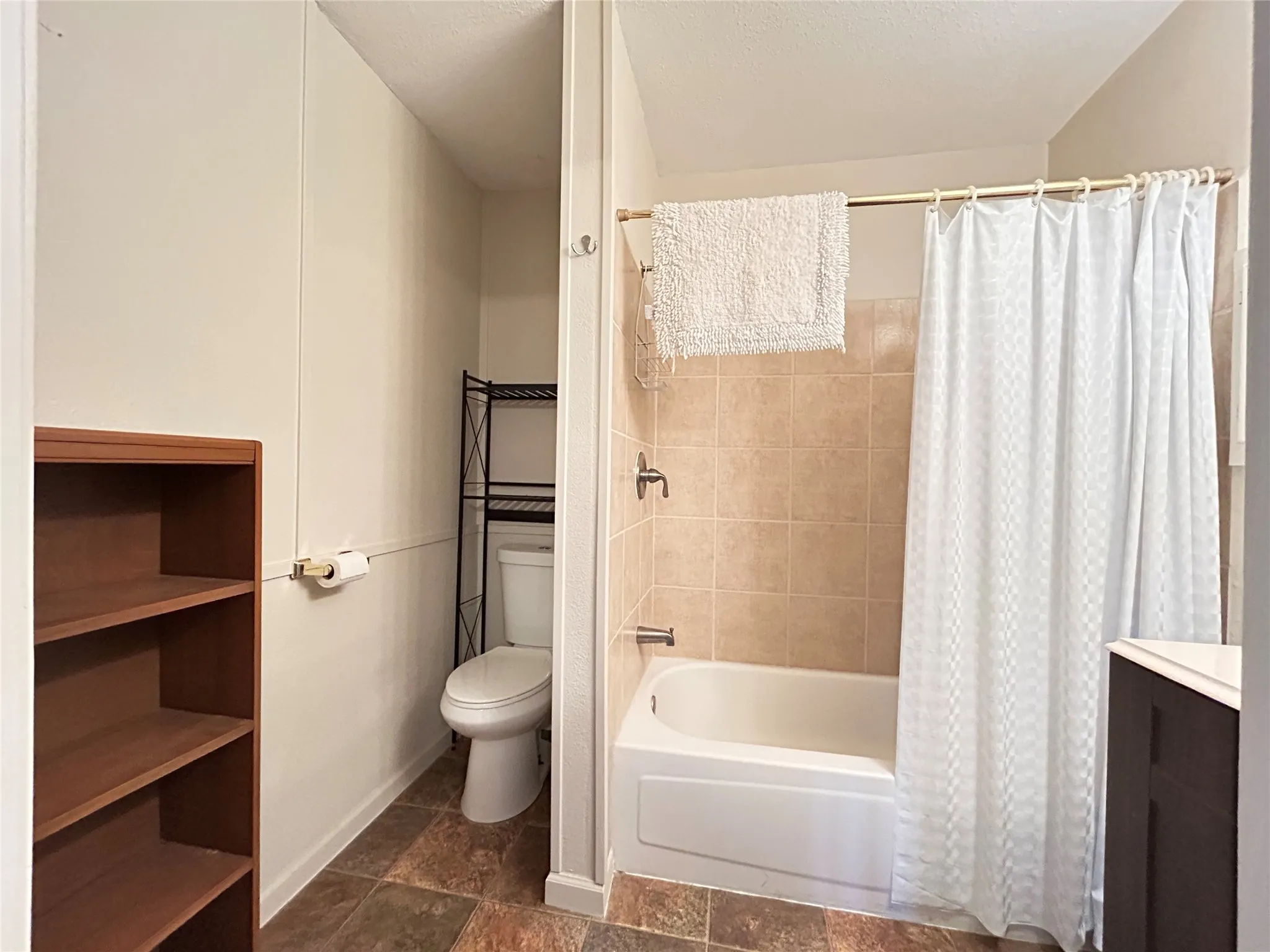 Single Family Residence For Sale in Hopkins County , 1799 County Road 4128, Cumby, Texas 75433, 3 Bedroom, 3 Bathroom, 2 Garage spaces, 1,672 Sqft, built in 1987, Price $350,000, mls#21362020, Real Estate Agent in Cumby, Homes For Sale in Hopkins county, Homes For Sale in Cumby, Realtor in Cumby Texas, Real Estate Brokerage Independent Realty Texas, Luminita Cordes Realtor