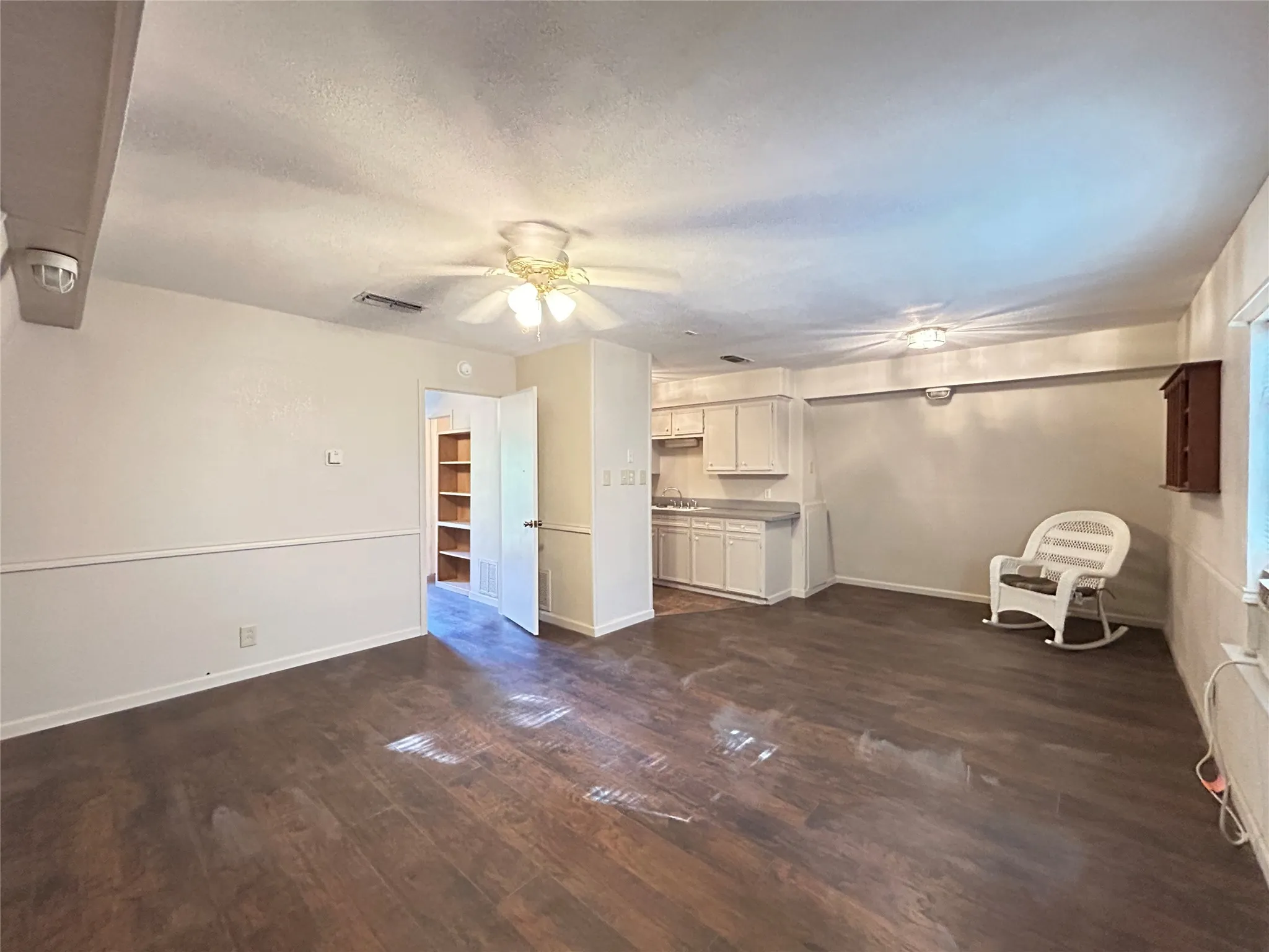 Single Family Residence For Sale in Hopkins County , 1799 County Road 4128, Cumby, Texas 75433, 3 Bedroom, 3 Bathroom, 2 Garage spaces, 1,672 Sqft, built in 1987, Price $350,000, mls#21362020, Real Estate Agent in Cumby, Homes For Sale in Hopkins county, Homes For Sale in Cumby, Realtor in Cumby Texas, Real Estate Brokerage Independent Realty Texas, Luminita Cordes Realtor