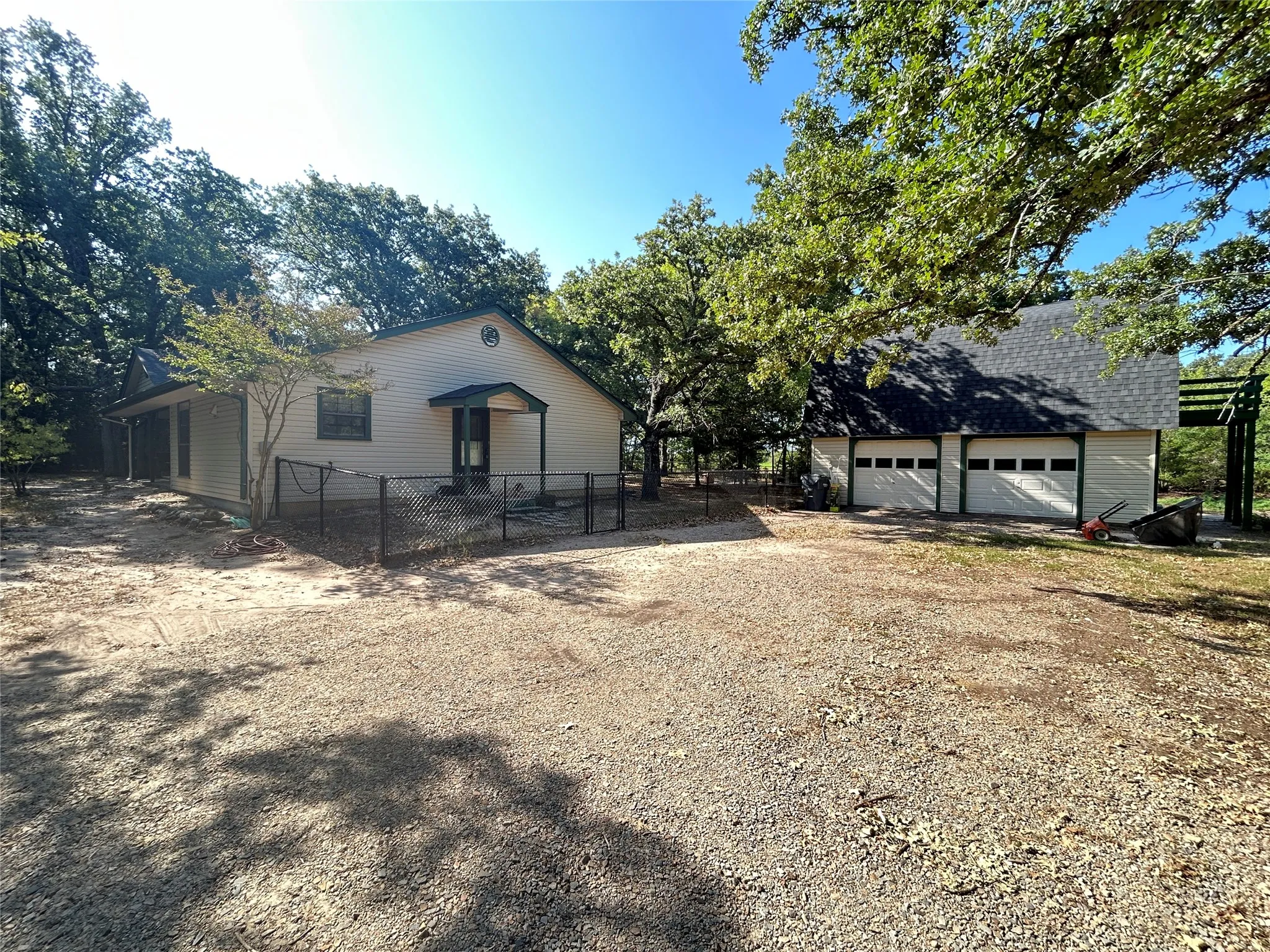 Single Family Residence For Sale in Hopkins County , 1799 County Road 4128, Cumby, Texas 75433, 3 Bedroom, 3 Bathroom, 2 Garage spaces, 1,672 Sqft, built in 1987, Price $350,000, mls#21362020, Real Estate Agent in Cumby, Homes For Sale in Hopkins county, Homes For Sale in Cumby, Realtor in Cumby Texas, Real Estate Brokerage Independent Realty Texas, Luminita Cordes Realtor