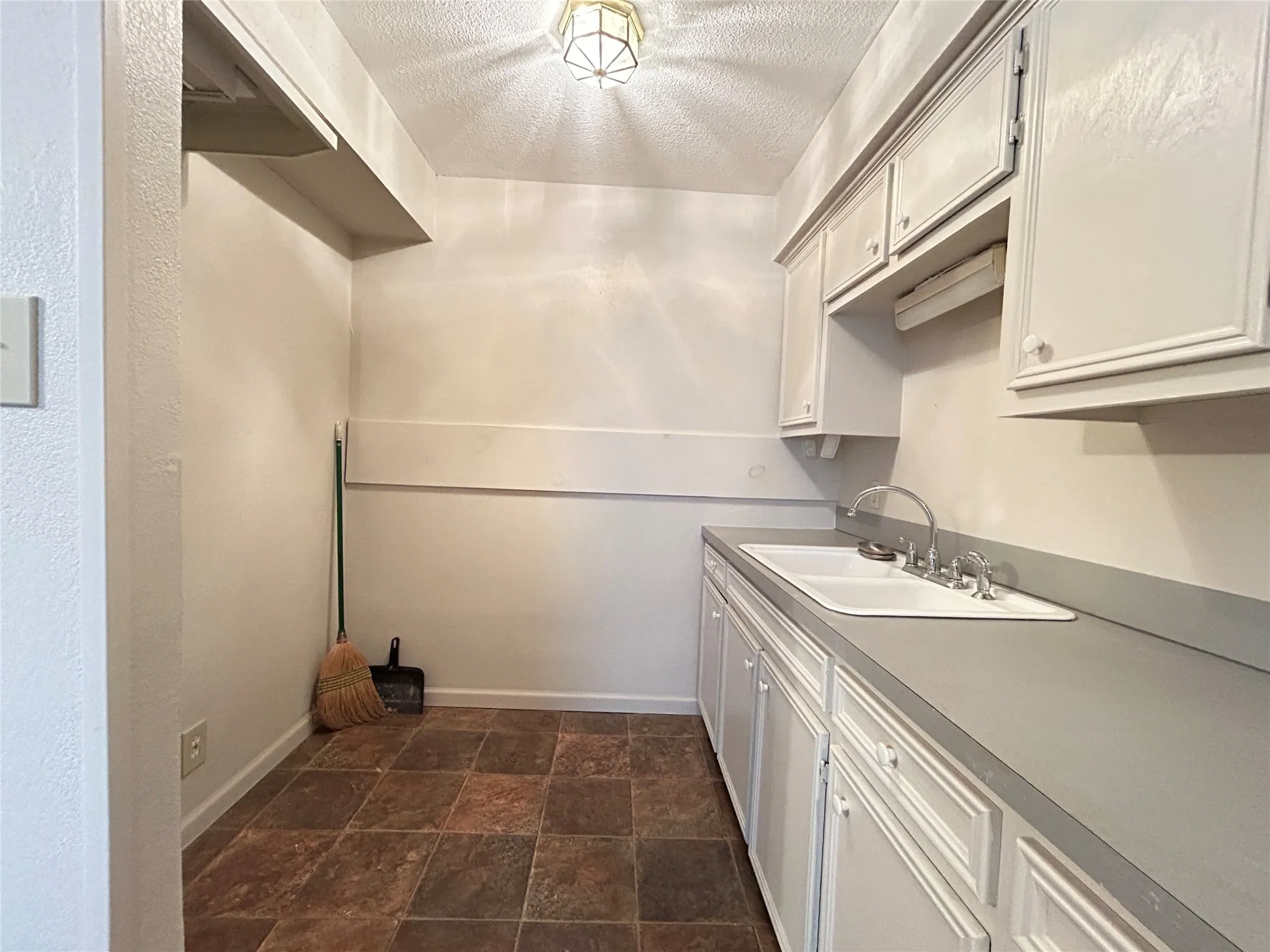 Single Family Residence For Sale in Hopkins County , 1799 County Road 4128, Cumby, Texas 75433, 3 Bedroom, 3 Bathroom, 2 Garage spaces, 1,672 Sqft, built in 1987, Price $350,000, mls#21362020, Real Estate Agent in Cumby, Homes For Sale in Hopkins county, Homes For Sale in Cumby, Realtor in Cumby Texas, Real Estate Brokerage Independent Realty Texas, Luminita Cordes Realtor