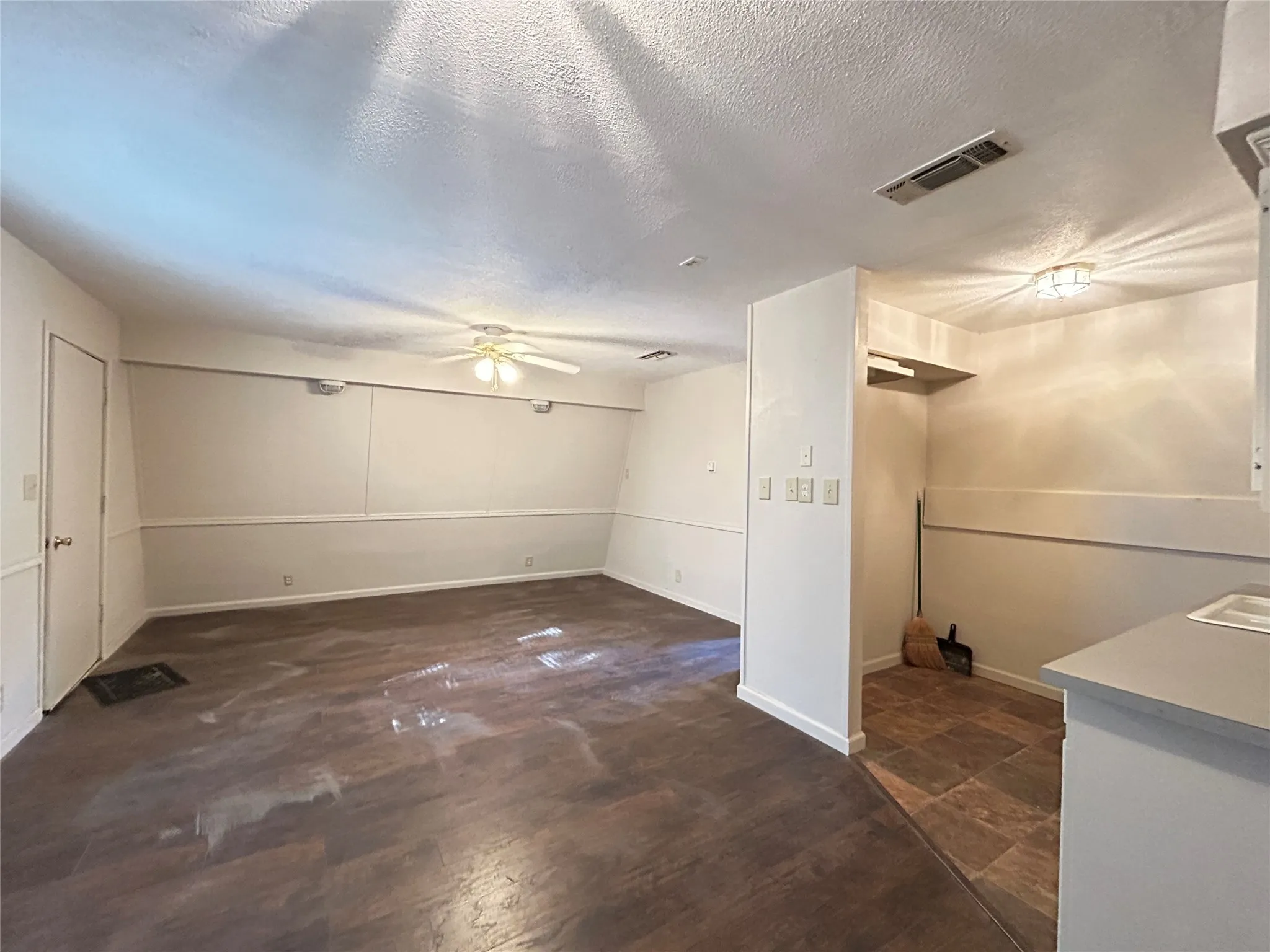 Single Family Residence For Sale in Hopkins County , 1799 County Road 4128, Cumby, Texas 75433, 3 Bedroom, 3 Bathroom, 2 Garage spaces, 1,672 Sqft, built in 1987, Price $350,000, mls#21362020, Real Estate Agent in Cumby, Homes For Sale in Hopkins county, Homes For Sale in Cumby, Realtor in Cumby Texas, Real Estate Brokerage Independent Realty Texas, Luminita Cordes Realtor