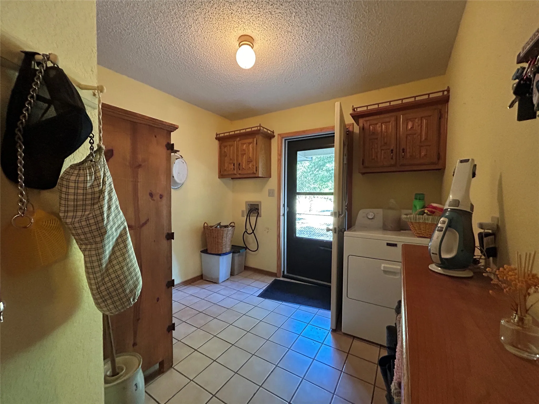 Single Family Residence For Sale in Hopkins County , 1799 County Road 4128, Cumby, Texas 75433, 3 Bedroom, 3 Bathroom, 2 Garage spaces, 1,672 Sqft, built in 1987, Price $350,000, mls#21362020, Real Estate Agent in Cumby, Homes For Sale in Hopkins county, Homes For Sale in Cumby, Realtor in Cumby Texas, Real Estate Brokerage Independent Realty Texas, Luminita Cordes Realtor