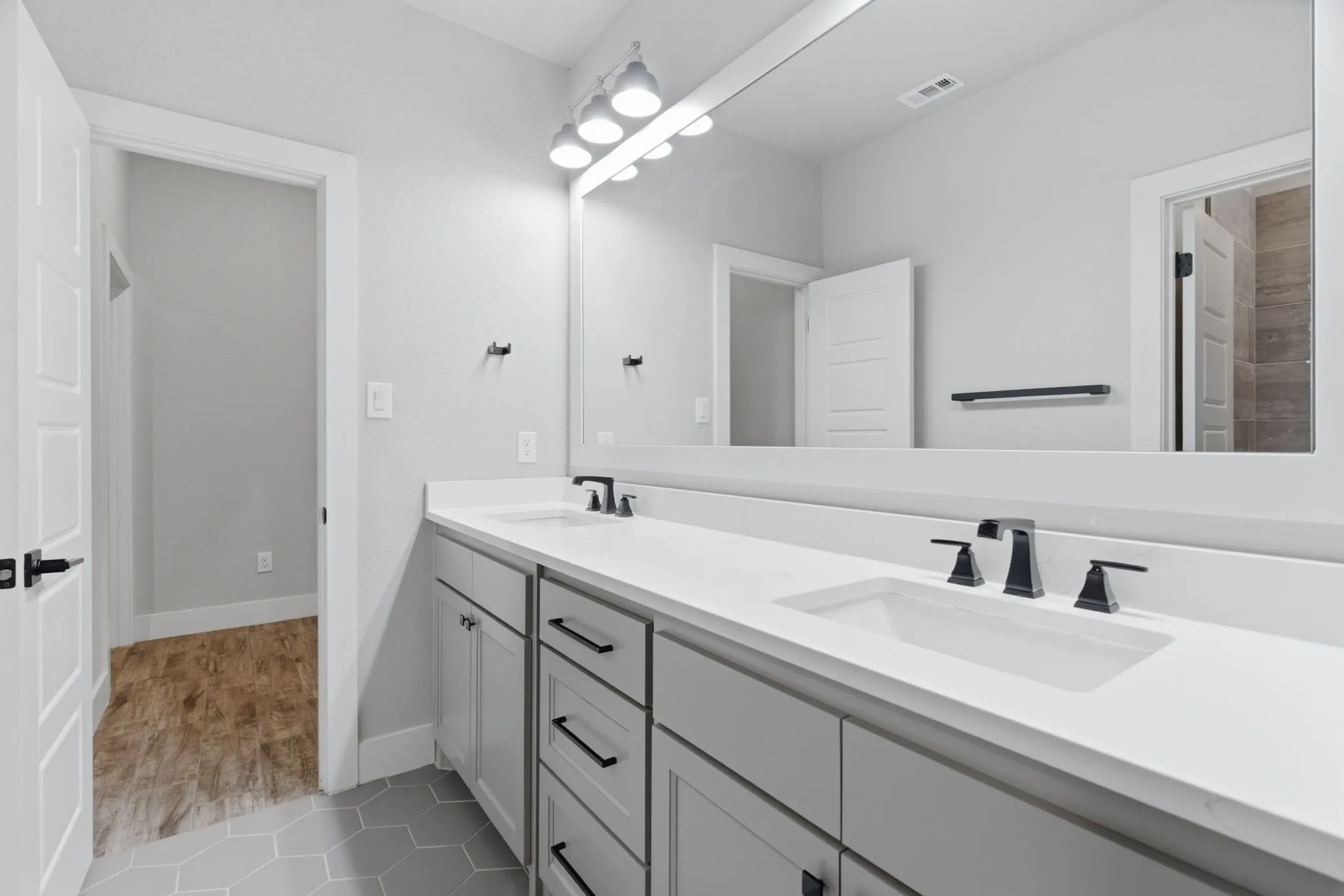 Single Family Residence For Sale in Parker County , 205 Deer Glade Court, Azle, Texas 76020, 4 Bedroom, 3 Bathroom, 3 Garage spaces, 2,409 Sqft, built in 2021, mls#21362137, Real Estate Agent in Azle, Homes For Sale in Parker county, Homes For Sale in Azle, Realtor in Azle Texas, Real Estate Brokerage Independent Realty Texas, Luminita Cordes Realtor