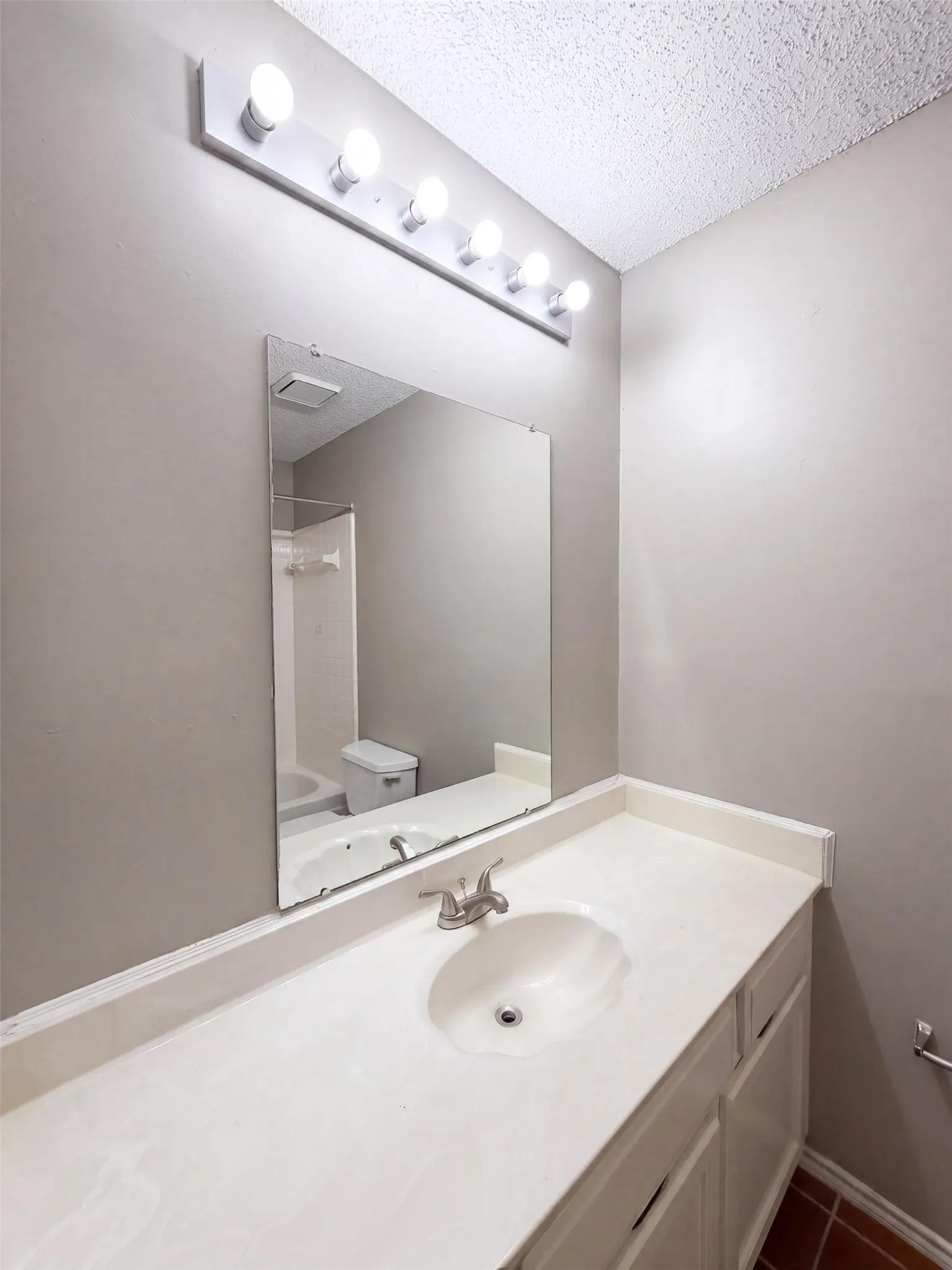 Single Family Residence For Sale in Denton County , 1633 San Francisco Street, Carrollton, Texas 75007, 3 Bedroom, 2 Bathroom, 2 Garage spaces, 1,602 Sqft, built in 1985, mls#21362171, Real Estate Agent in Carrollton, Homes For Sale in Denton county, Homes For Sale in Carrollton, Realtor in Carrollton Texas, Real Estate Brokerage Independent Realty Texas, Luminita Cordes Realtor