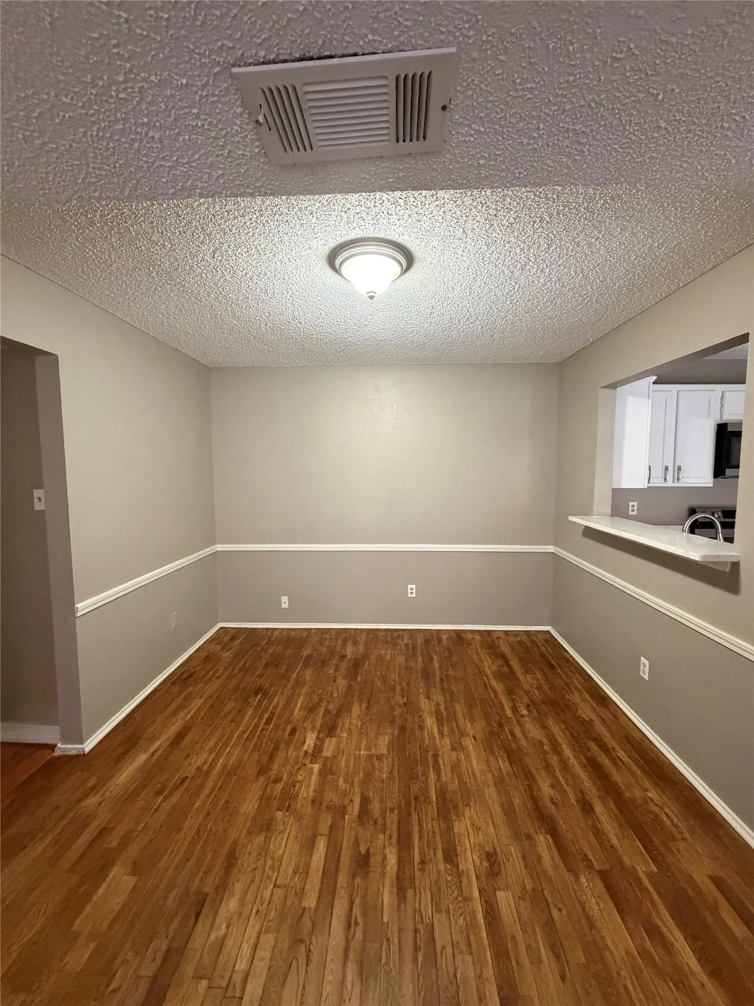 Single Family Residence For Sale in Denton County , 1633 San Francisco Street, Carrollton, Texas 75007, 3 Bedroom, 2 Bathroom, 2 Garage spaces, 1,602 Sqft, built in 1985, mls#21362171, Real Estate Agent in Carrollton, Homes For Sale in Denton county, Homes For Sale in Carrollton, Realtor in Carrollton Texas, Real Estate Brokerage Independent Realty Texas, Luminita Cordes Realtor