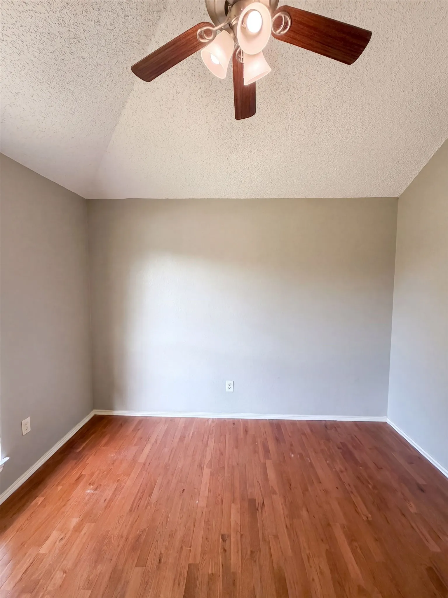 Single Family Residence For Sale in Denton County , 1633 San Francisco Street, Carrollton, Texas 75007, 3 Bedroom, 2 Bathroom, 2 Garage spaces, 1,602 Sqft, built in 1985, mls#21362171, Real Estate Agent in Carrollton, Homes For Sale in Denton county, Homes For Sale in Carrollton, Realtor in Carrollton Texas, Real Estate Brokerage Independent Realty Texas, Luminita Cordes Realtor