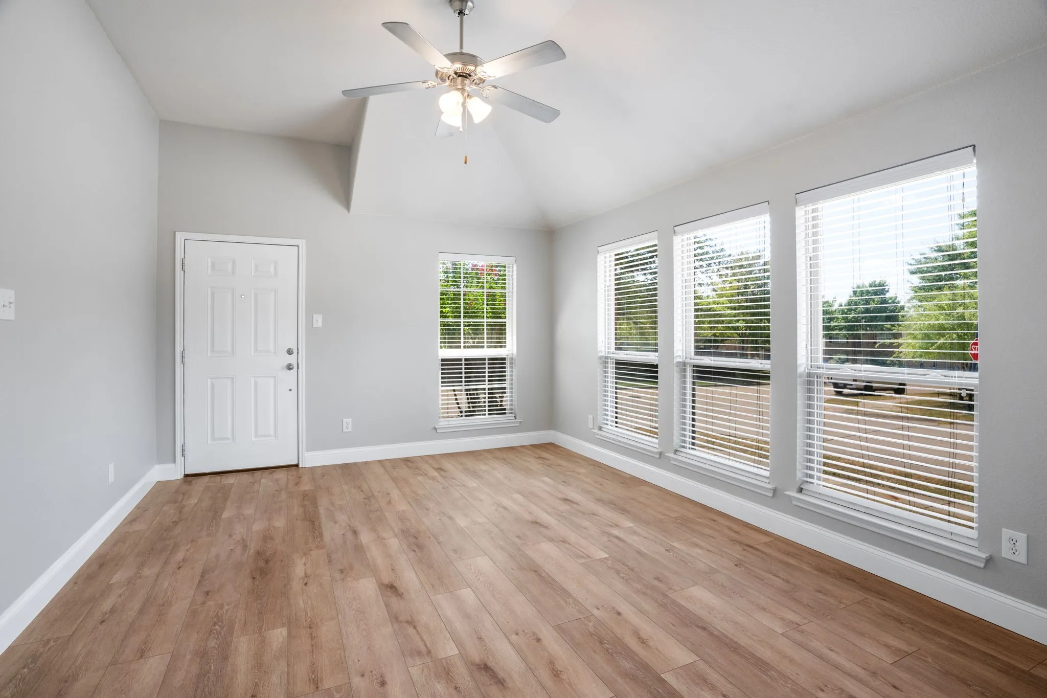 Single Family Residence For Sale in Collin County , 5332 Bridgeport Road, Mc Kinney, Texas 75071, 3 Bedroom, 2 Bathroom, 2 Garage spaces, 1,320 Sqft, built in 2007, mls#21354641, Real Estate Agent in Mc Kinney, Homes For Sale in Collin county, Homes For Sale in Mc Kinney, Realtor in Mc Kinney Texas, Real Estate Brokerage Independent Realty Texas, Luminita Cordes Realtor