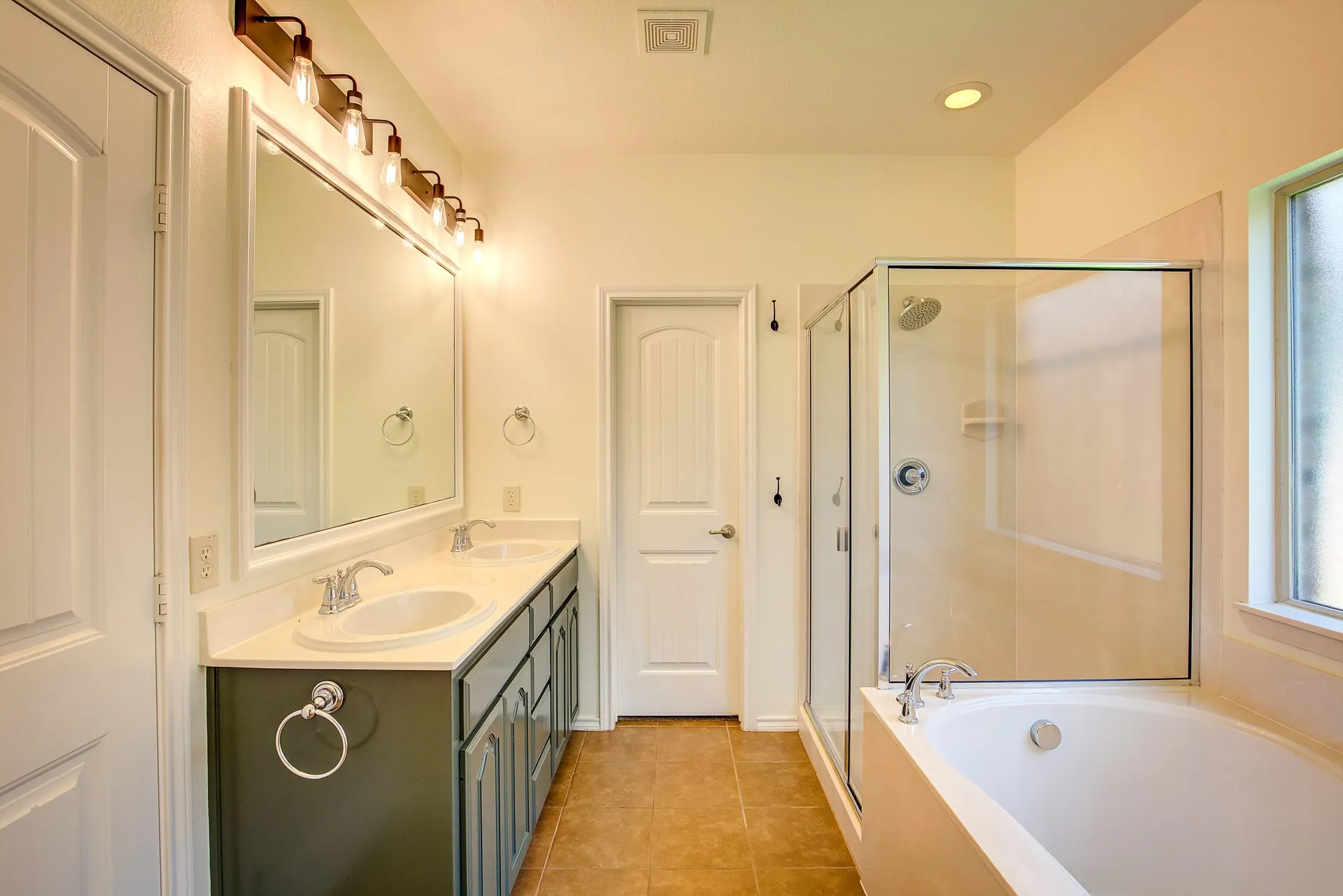 Single Family Residence For Rent in Denton County , 1109 Central Village Drive, Denton, Texas 76210, 3 Bedroom, 2 Bathroom, 2 Garage spaces, 1,508 Sqft, built in 2012, mls#21290719, Real Estate Agent in Denton, Homes For Rent in Denton county, Homes For Rent in Denton, Realtor in Denton Texas, Real Estate Brokerage Independent Realty Texas, Luminita Cordes Realtor