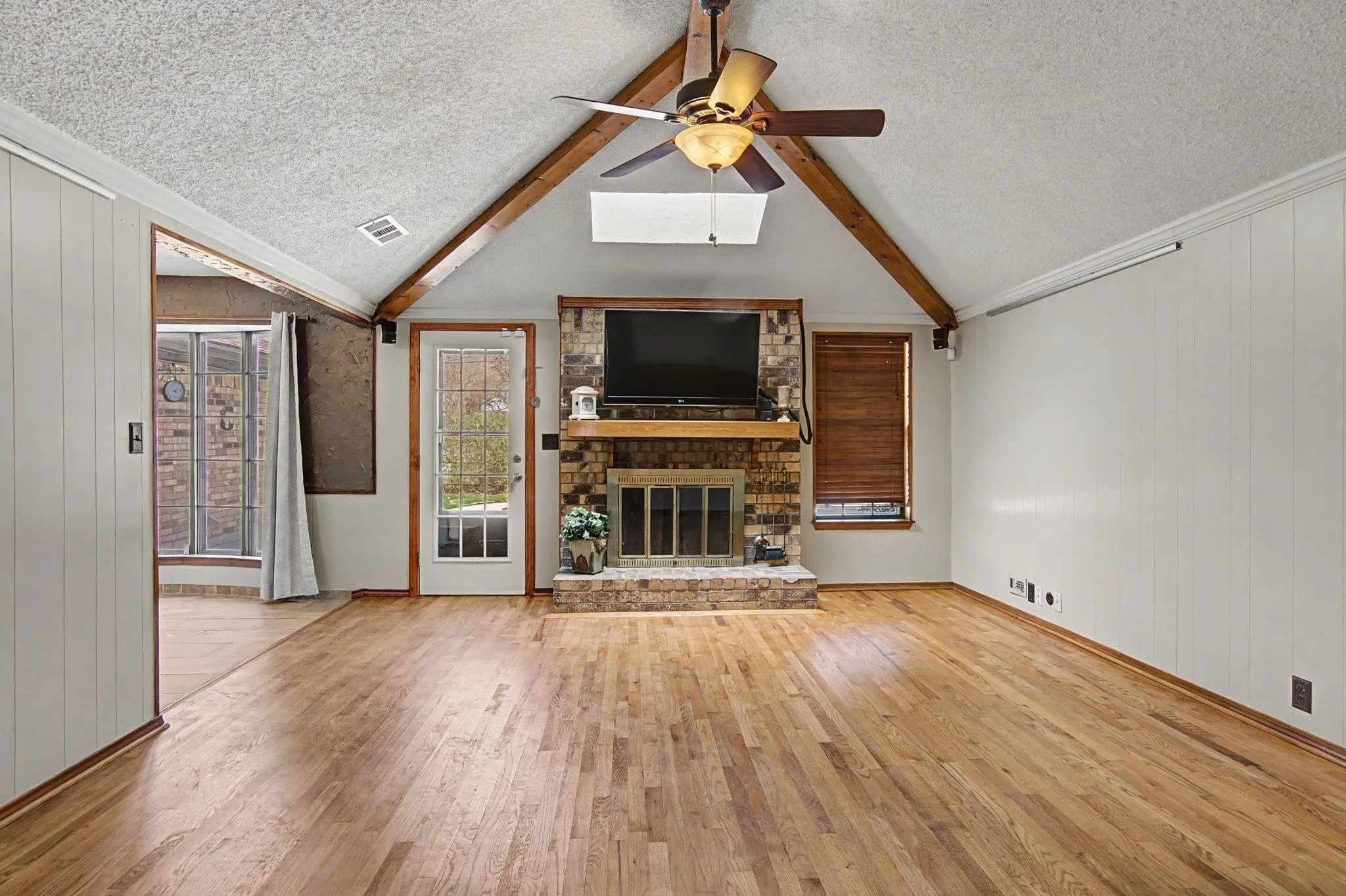 Single Family Residence For Rent in Tarrant County , 604 Baker Drive, Hurst, Texas 76054, 3 Bedroom, 2 Bathroom, 2 Garage spaces, 1,975 Sqft, built in 1978, mls#21362182, Real Estate Agent in Hurst, Homes For Rent in Tarrant county, Homes For Rent in Hurst, Realtor in Hurst Texas, Real Estate Brokerage Independent Realty Texas, Luminita Cordes Realtor
