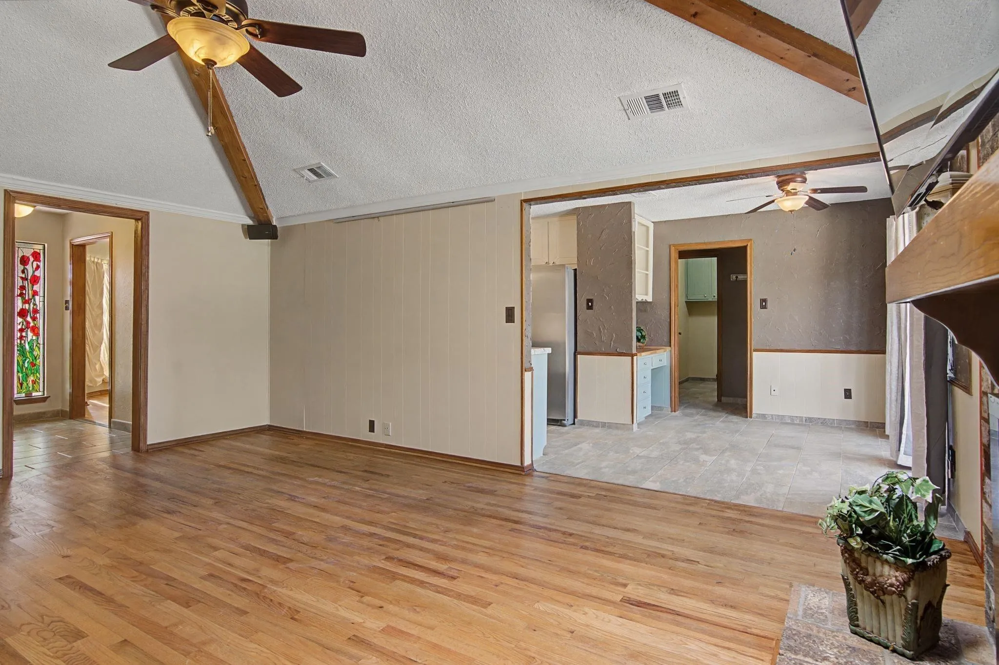 Single Family Residence For Rent in Tarrant County , 604 Baker Drive, Hurst, Texas 76054, 3 Bedroom, 2 Bathroom, 2 Garage spaces, 1,975 Sqft, built in 1978, mls#21362182, Real Estate Agent in Hurst, Homes For Rent in Tarrant county, Homes For Rent in Hurst, Realtor in Hurst Texas, Real Estate Brokerage Independent Realty Texas, Luminita Cordes Realtor