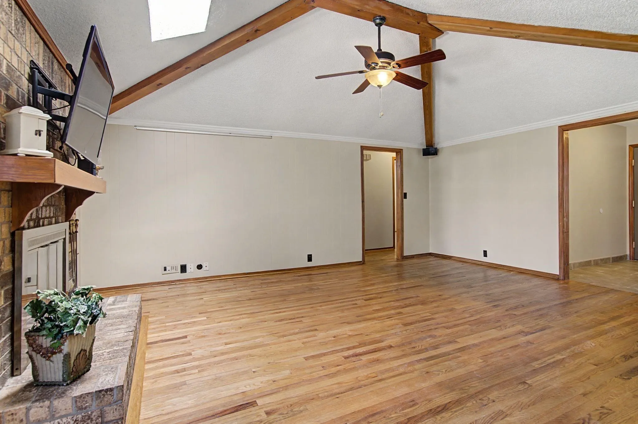 Single Family Residence For Rent in Tarrant County , 604 Baker Drive, Hurst, Texas 76054, 3 Bedroom, 2 Bathroom, 2 Garage spaces, 1,975 Sqft, built in 1978, mls#21362182, Real Estate Agent in Hurst, Homes For Rent in Tarrant county, Homes For Rent in Hurst, Realtor in Hurst Texas, Real Estate Brokerage Independent Realty Texas, Luminita Cordes Realtor