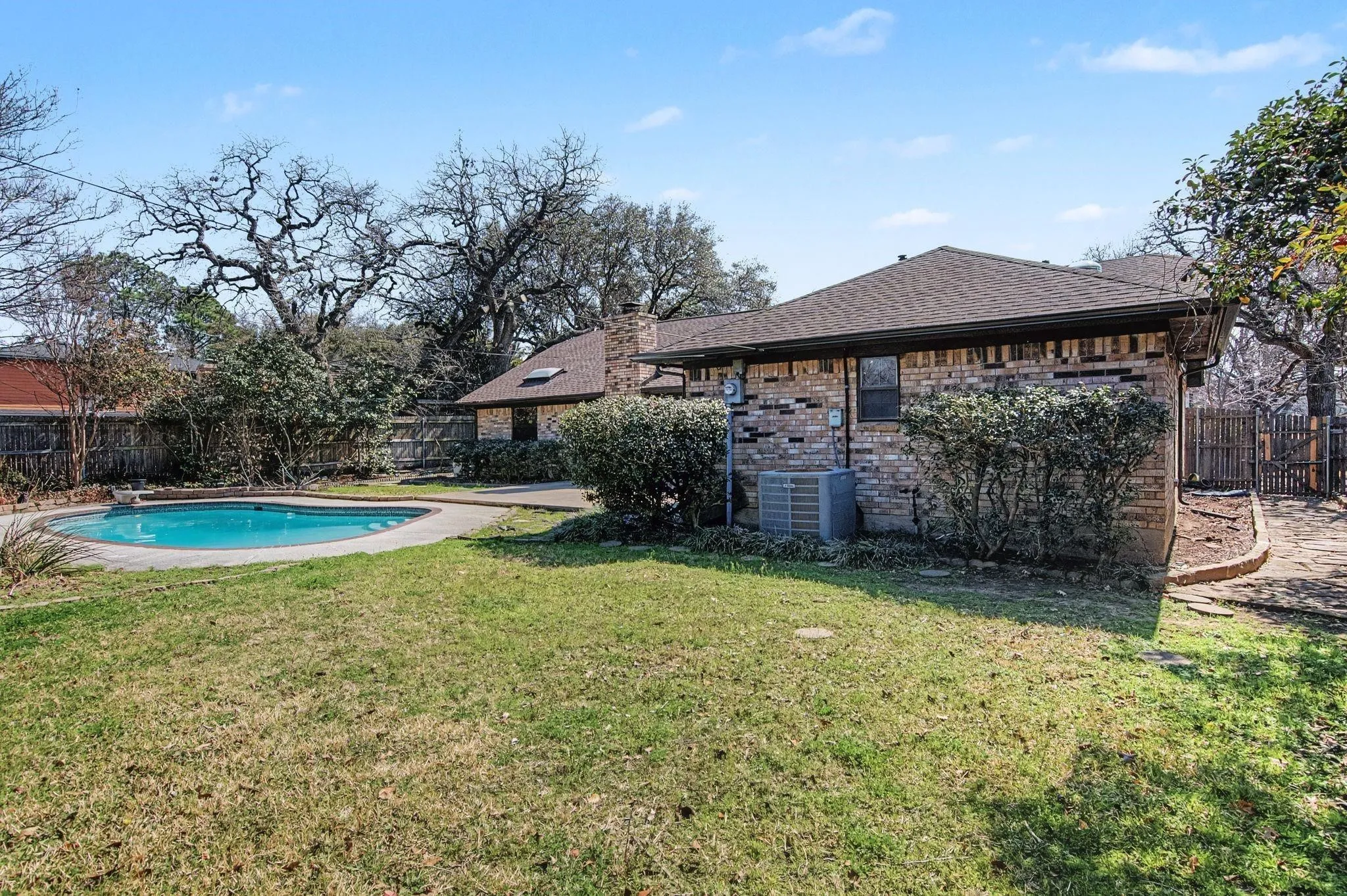 Single Family Residence For Rent in Tarrant County , 604 Baker Drive, Hurst, Texas 76054, 3 Bedroom, 2 Bathroom, 2 Garage spaces, 1,975 Sqft, built in 1978, mls#21362182, Real Estate Agent in Hurst, Homes For Rent in Tarrant county, Homes For Rent in Hurst, Realtor in Hurst Texas, Real Estate Brokerage Independent Realty Texas, Luminita Cordes Realtor