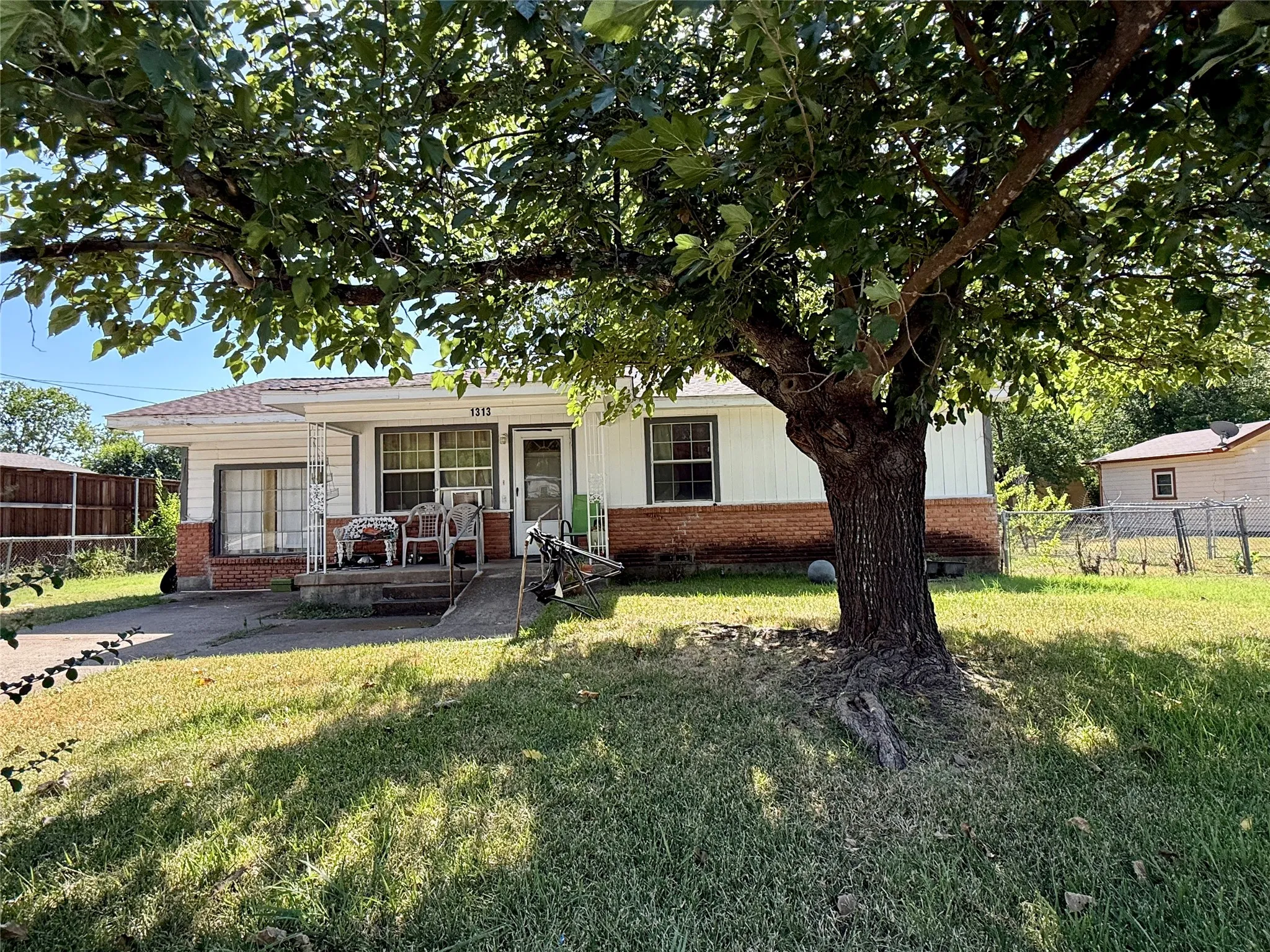 Single Family Residence For Sale in Kaufman County , 1313 S Rockwall Avenue, Terrell, Texas 75160, 3 Bedroom, 1 Bathroom, Garage spaces, 1,227 Sqft, built in 1965, mls#21362128, Real Estate Agent in Terrell, Homes For Sale in Kaufman county, Homes For Sale in Terrell, Realtor in Terrell Texas, Real Estate Brokerage Independent Realty Texas, Luminita Cordes Realtor