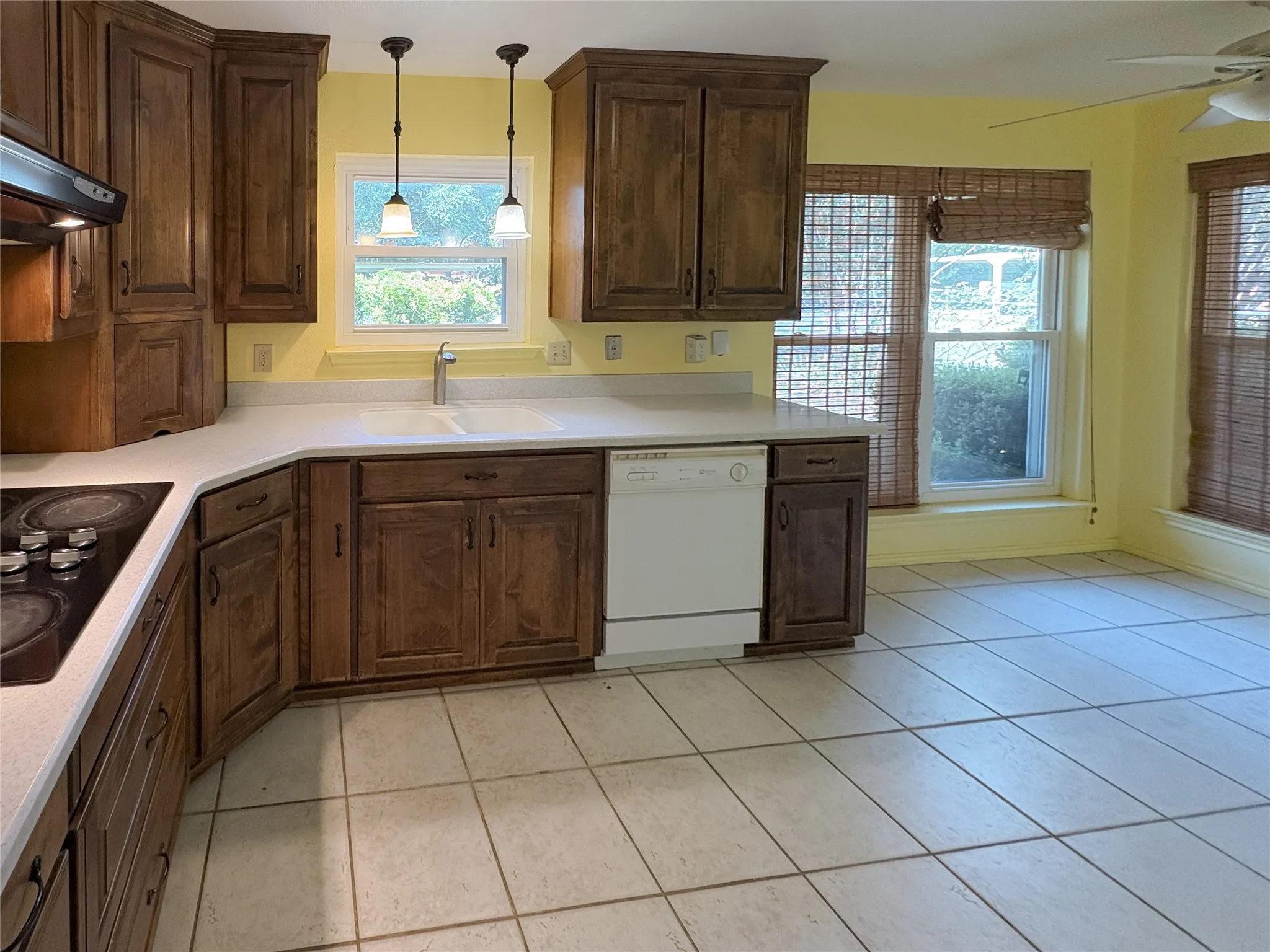 Townhouse For Rent in Tarrant County , 8637 N Normandale Street, Fort Worth, Texas 76116, 2 Bedroom, 2 Bathroom, Garage spaces, 1,042 Sqft, built in 1973, mls#21362174, Real Estate Agent in Fort Worth, Homes For Rent in Tarrant county, Homes For Rent in Fort Worth, Realtor in Fort Worth Texas, Real Estate Brokerage Independent Realty Texas, Luminita Cordes Realtor