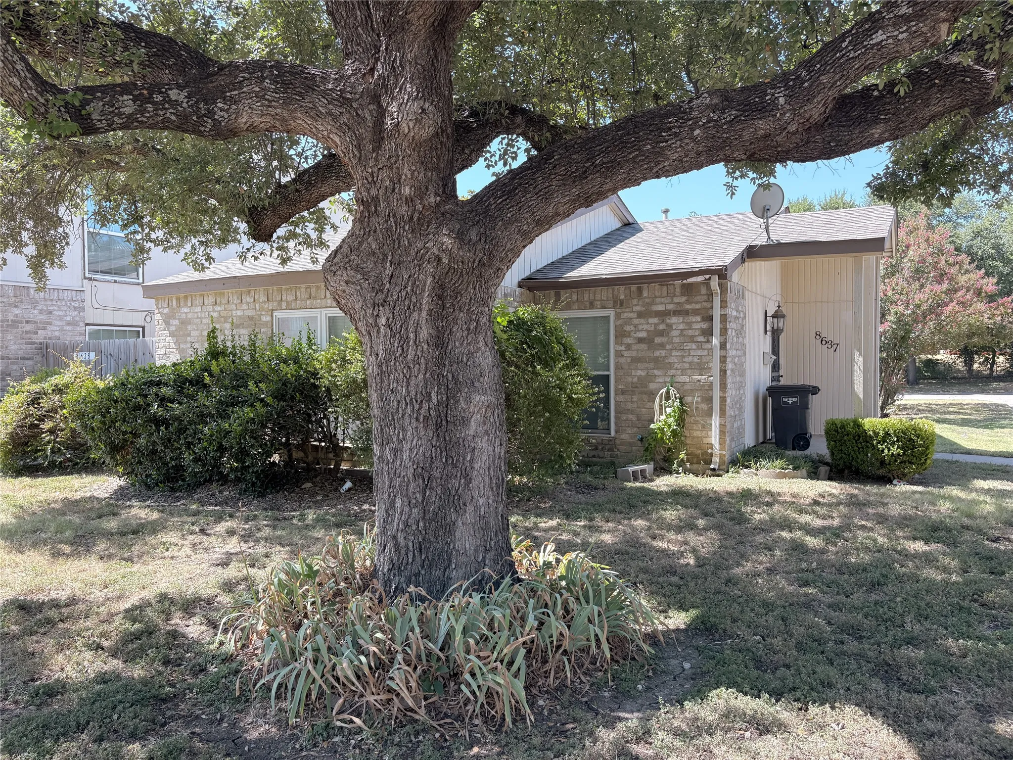 Townhouse For Rent in Tarrant County , 8637 N Normandale Street, Fort Worth, Texas 76116, 2 Bedroom, 2 Bathroom, Garage spaces, 1,042 Sqft, built in 1973, mls#21362174, Real Estate Agent in Fort Worth, Homes For Rent in Tarrant county, Homes For Rent in Fort Worth, Realtor in Fort Worth Texas, Real Estate Brokerage Independent Realty Texas, Luminita Cordes Realtor