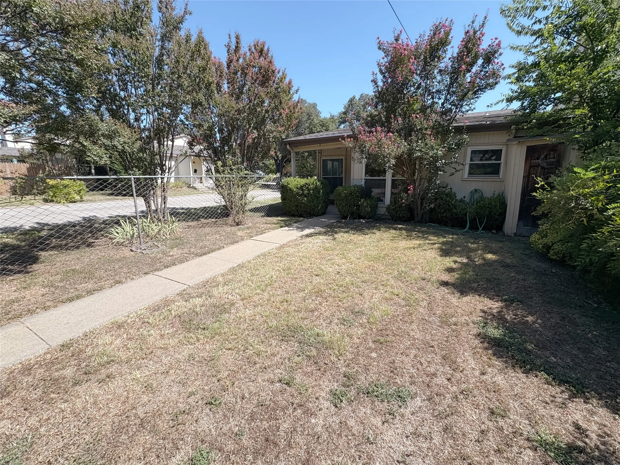 Townhouse For Rent in Tarrant County , 8637 N Normandale Street, Fort Worth, Texas 76116, 2 Bedroom, 2 Bathroom, Garage spaces, 1,042 Sqft, built in 1973, mls#21362174, Real Estate Agent in Fort Worth, Homes For Rent in Tarrant county, Homes For Rent in Fort Worth, Realtor in Fort Worth Texas, Real Estate Brokerage Independent Realty Texas, Luminita Cordes Realtor