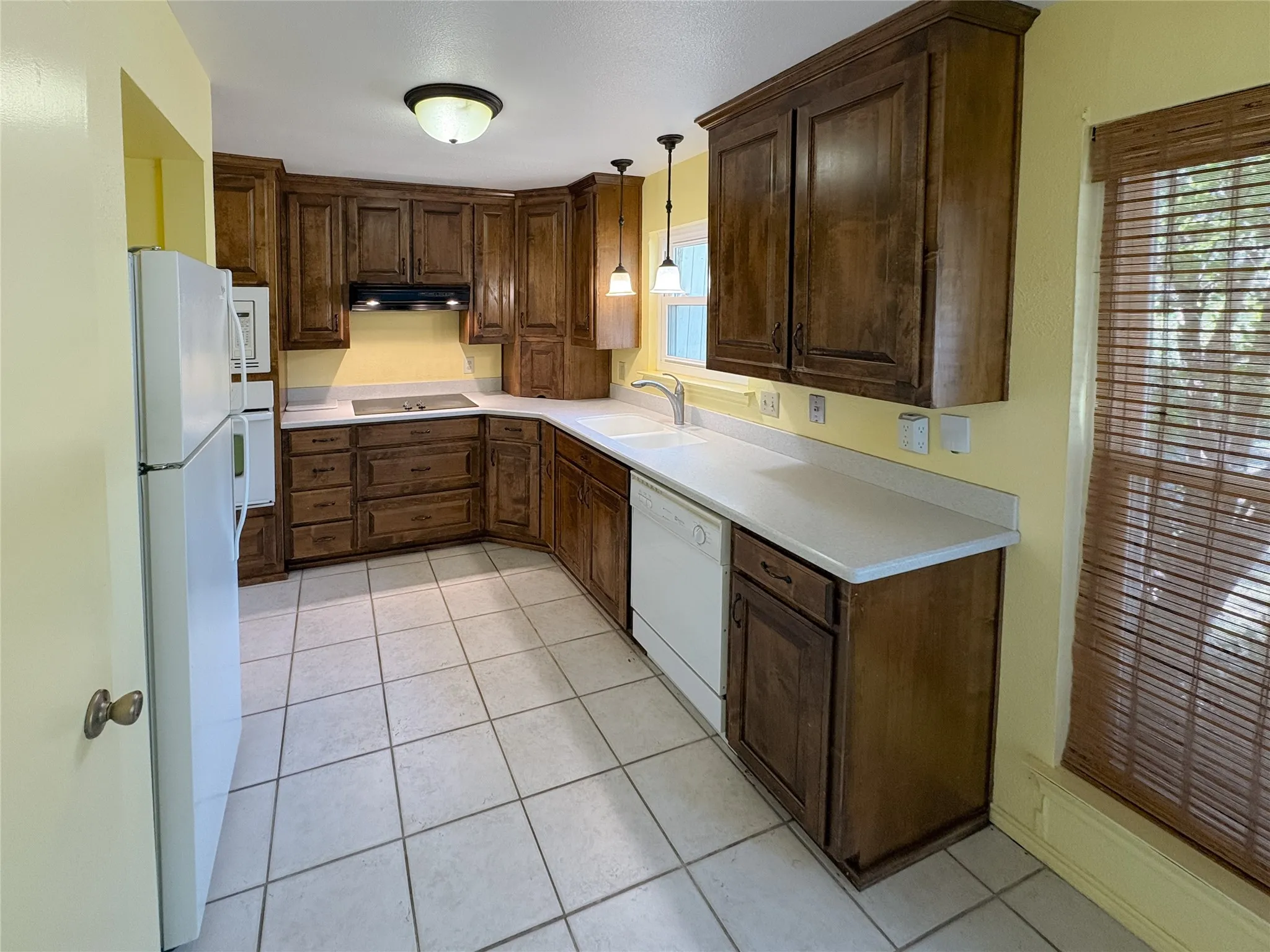 Townhouse For Rent in Tarrant County , 8637 N Normandale Street, Fort Worth, Texas 76116, 2 Bedroom, 2 Bathroom, Garage spaces, 1,042 Sqft, built in 1973, mls#21362174, Real Estate Agent in Fort Worth, Homes For Rent in Tarrant county, Homes For Rent in Fort Worth, Realtor in Fort Worth Texas, Real Estate Brokerage Independent Realty Texas, Luminita Cordes Realtor