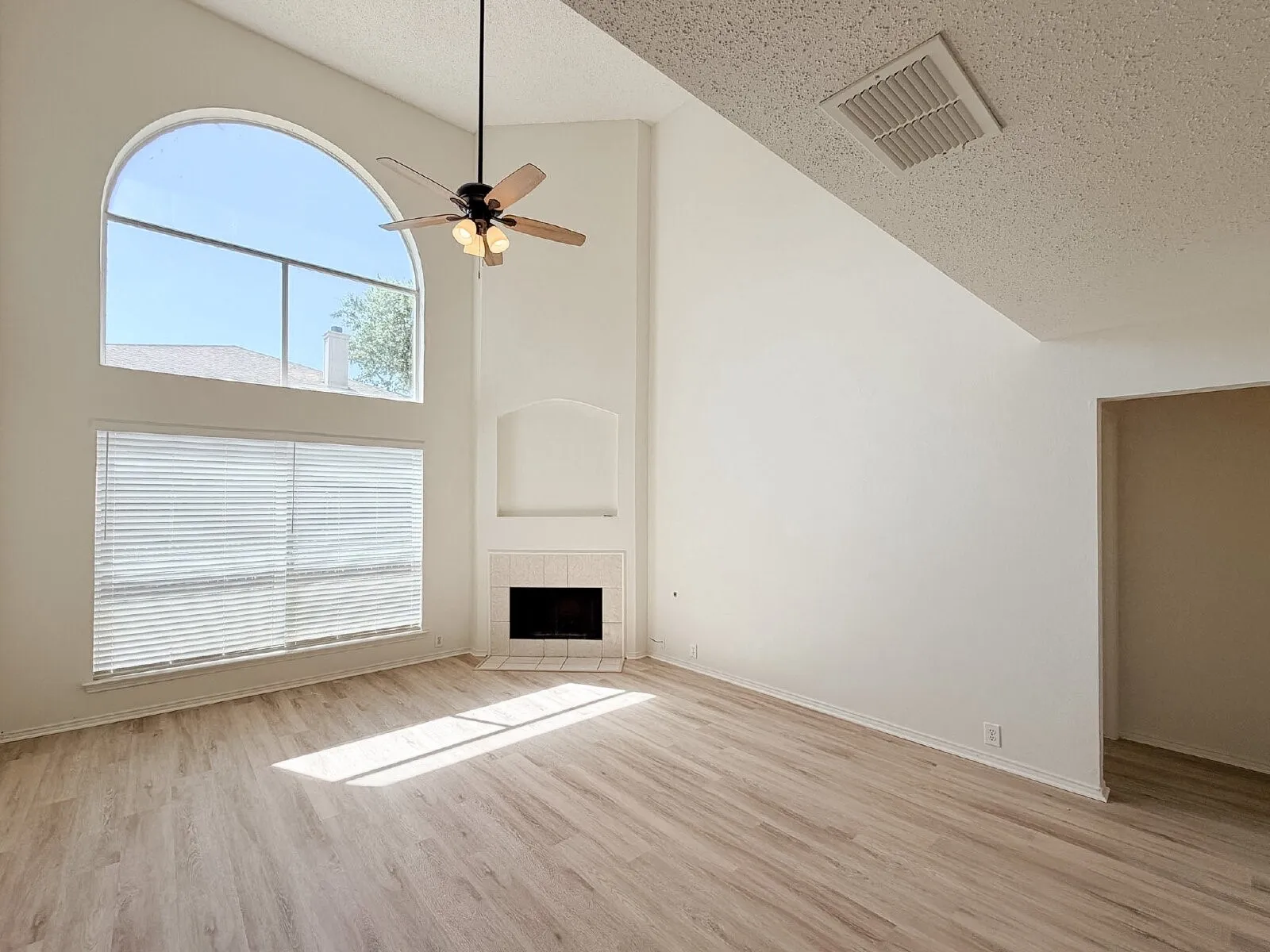 Single Family Residence For Rent in Tarrant County , 8516 Auburn Drive, Fort Worth, Texas 76123, 4 Bedroom, 3 Bathroom, 2 Garage spaces, 2,279 Sqft, built in 1996, mls#21332085, Real Estate Agent in Fort Worth, Homes For Rent in Tarrant county, Homes For Rent in Fort Worth, Realtor in Fort Worth Texas, Real Estate Brokerage Independent Realty Texas, Luminita Cordes Realtor