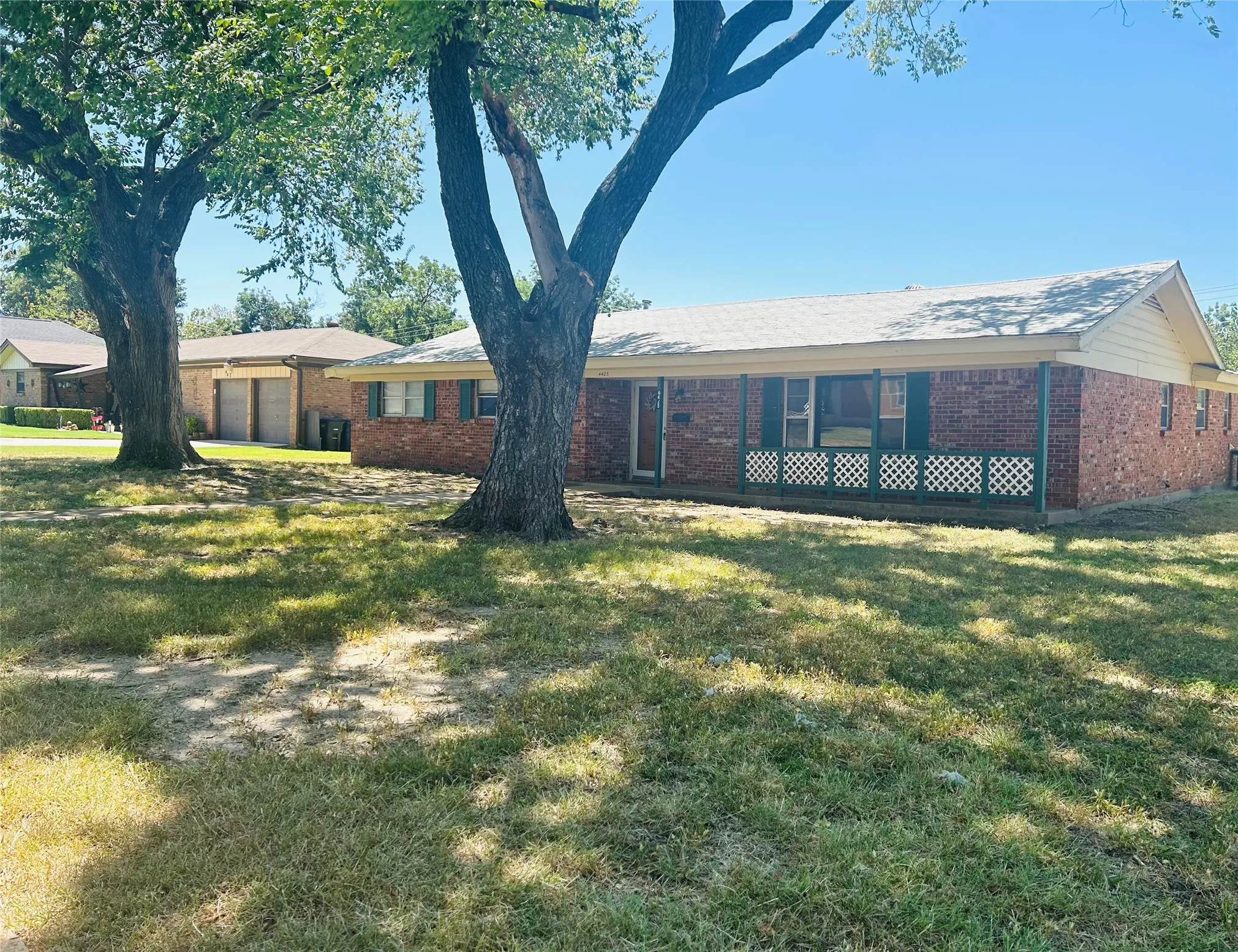 Single Family Residence For Sale in Tarrant County , 4425 Wedgmont Circle S, Fort Worth, Texas 76133, 4 Bedroom, 3 Bathroom, 2 Garage spaces, 1,904 Sqft, built in 1965, mls#21362215, Real Estate Agent in Fort Worth, Homes For Sale in Tarrant county, Homes For Sale in Fort Worth, Realtor in Fort Worth Texas, Real Estate Brokerage Independent Realty Texas, Luminita Cordes Realtor
