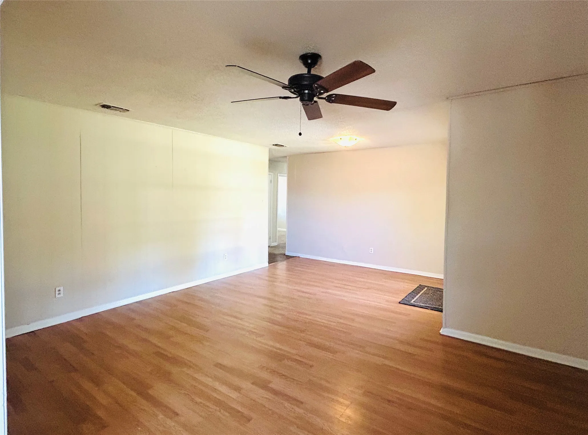 Single Family Residence For Sale in Tarrant County , 4425 Wedgmont Circle S, Fort Worth, Texas 76133, 4 Bedroom, 3 Bathroom, 2 Garage spaces, 1,904 Sqft, built in 1965, mls#21362215, Real Estate Agent in Fort Worth, Homes For Sale in Tarrant county, Homes For Sale in Fort Worth, Realtor in Fort Worth Texas, Real Estate Brokerage Independent Realty Texas, Luminita Cordes Realtor