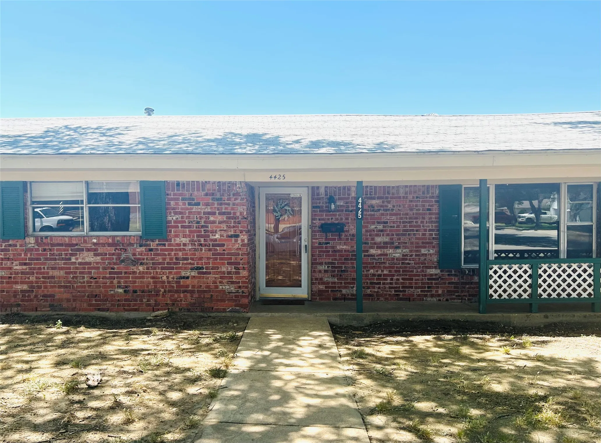 Single Family Residence For Sale in Tarrant County , 4425 Wedgmont Circle S, Fort Worth, Texas 76133, 4 Bedroom, 3 Bathroom, 2 Garage spaces, 1,904 Sqft, built in 1965, mls#21362215, Real Estate Agent in Fort Worth, Homes For Sale in Tarrant county, Homes For Sale in Fort Worth, Realtor in Fort Worth Texas, Real Estate Brokerage Independent Realty Texas, Luminita Cordes Realtor