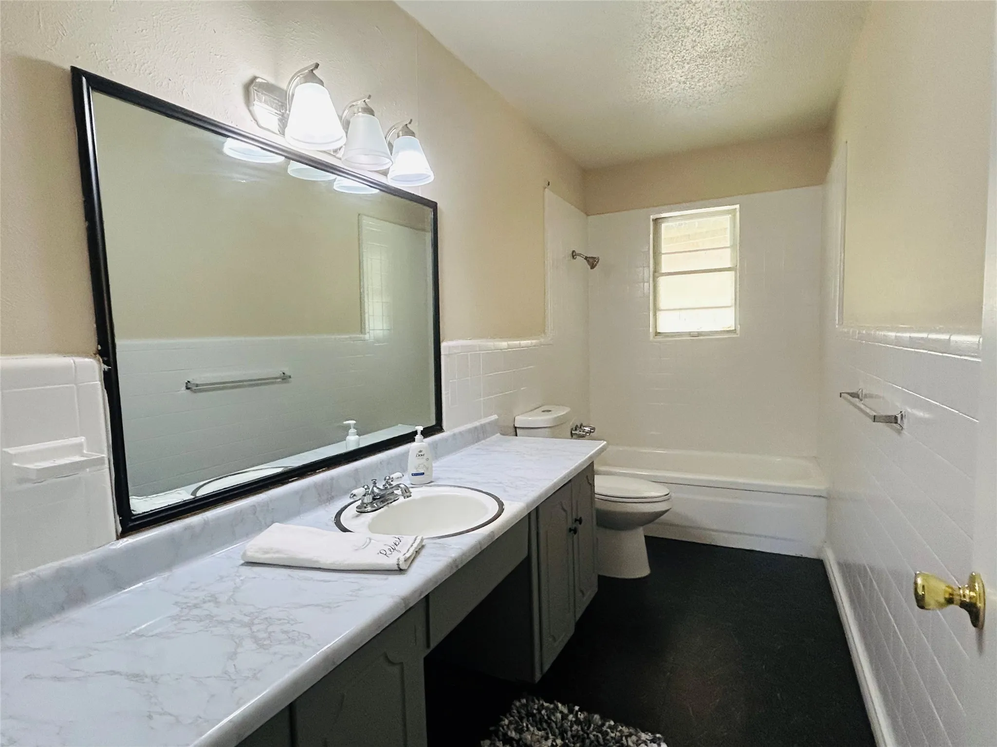 Single Family Residence For Sale in Tarrant County , 4425 Wedgmont Circle S, Fort Worth, Texas 76133, 4 Bedroom, 3 Bathroom, 2 Garage spaces, 1,904 Sqft, built in 1965, mls#21362215, Real Estate Agent in Fort Worth, Homes For Sale in Tarrant county, Homes For Sale in Fort Worth, Realtor in Fort Worth Texas, Real Estate Brokerage Independent Realty Texas, Luminita Cordes Realtor
