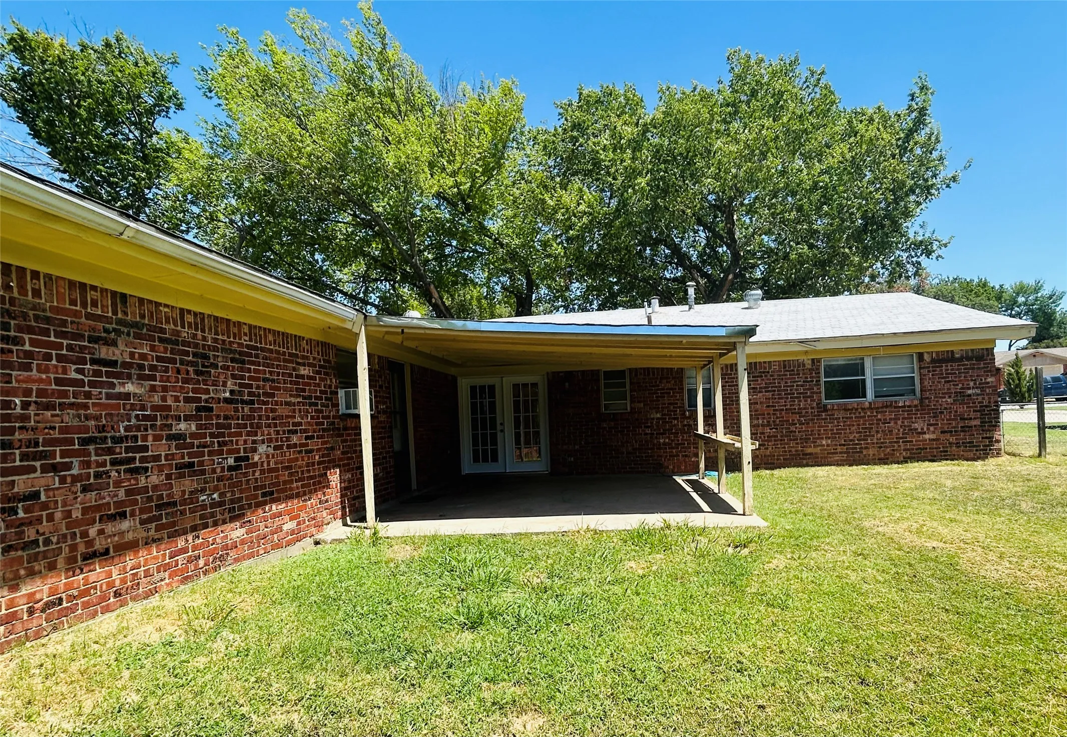 Single Family Residence For Sale in Tarrant County , 4425 Wedgmont Circle S, Fort Worth, Texas 76133, 4 Bedroom, 3 Bathroom, 2 Garage spaces, 1,904 Sqft, built in 1965, mls#21362215, Real Estate Agent in Fort Worth, Homes For Sale in Tarrant county, Homes For Sale in Fort Worth, Realtor in Fort Worth Texas, Real Estate Brokerage Independent Realty Texas, Luminita Cordes Realtor