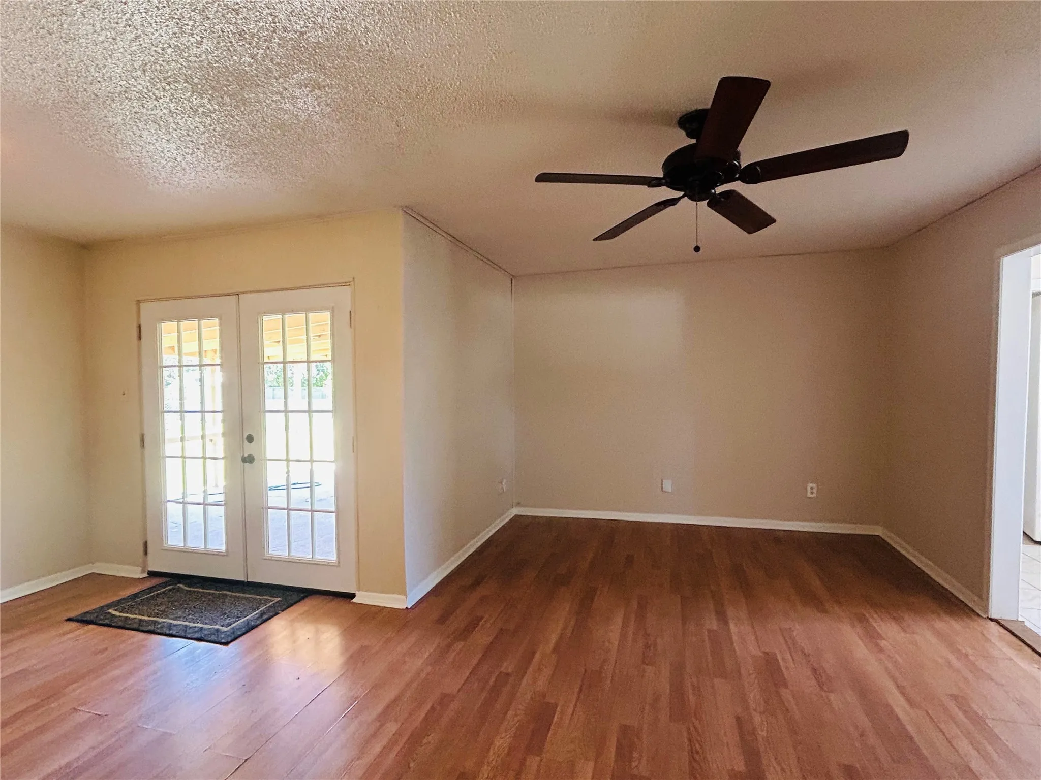 Single Family Residence For Sale in Tarrant County , 4425 Wedgmont Circle S, Fort Worth, Texas 76133, 4 Bedroom, 3 Bathroom, 2 Garage spaces, 1,904 Sqft, built in 1965, mls#21362215, Real Estate Agent in Fort Worth, Homes For Sale in Tarrant county, Homes For Sale in Fort Worth, Realtor in Fort Worth Texas, Real Estate Brokerage Independent Realty Texas, Luminita Cordes Realtor
