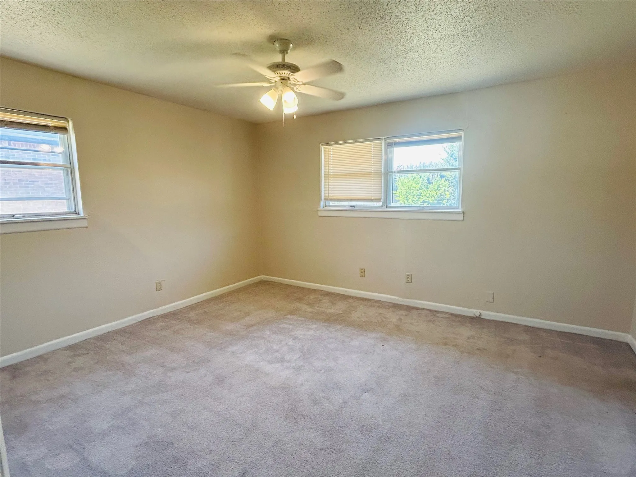 Single Family Residence For Sale in Tarrant County , 4425 Wedgmont Circle S, Fort Worth, Texas 76133, 4 Bedroom, 3 Bathroom, 2 Garage spaces, 1,904 Sqft, built in 1965, mls#21362215, Real Estate Agent in Fort Worth, Homes For Sale in Tarrant county, Homes For Sale in Fort Worth, Realtor in Fort Worth Texas, Real Estate Brokerage Independent Realty Texas, Luminita Cordes Realtor