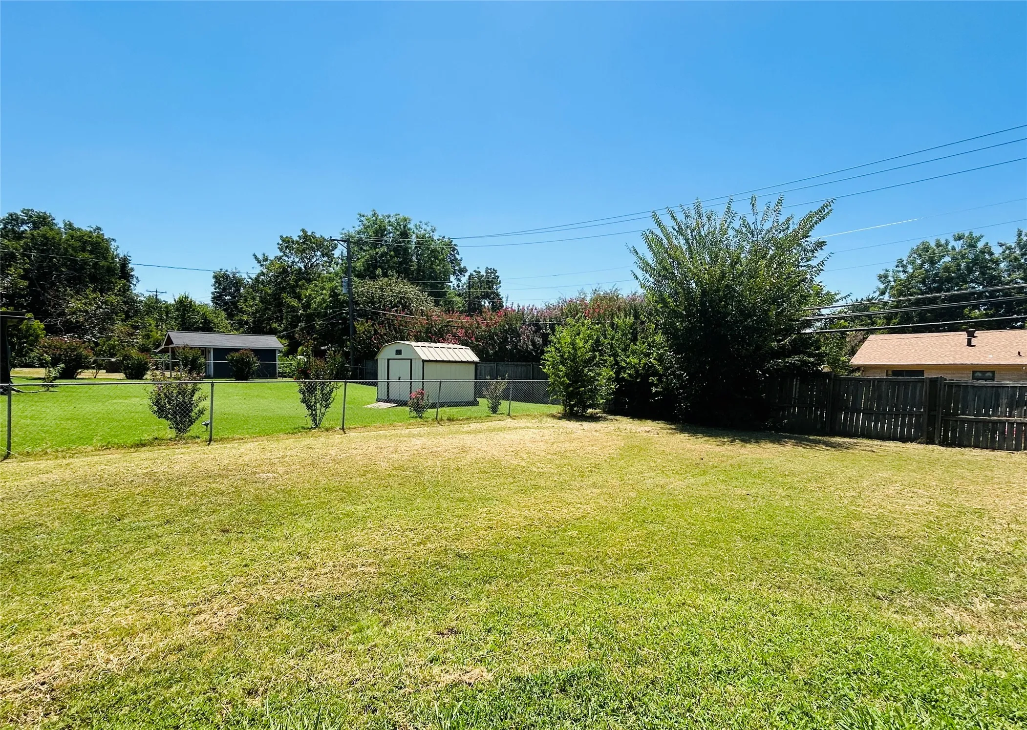 Single Family Residence For Sale in Tarrant County , 4425 Wedgmont Circle S, Fort Worth, Texas 76133, 4 Bedroom, 3 Bathroom, 2 Garage spaces, 1,904 Sqft, built in 1965, mls#21362215, Real Estate Agent in Fort Worth, Homes For Sale in Tarrant county, Homes For Sale in Fort Worth, Realtor in Fort Worth Texas, Real Estate Brokerage Independent Realty Texas, Luminita Cordes Realtor