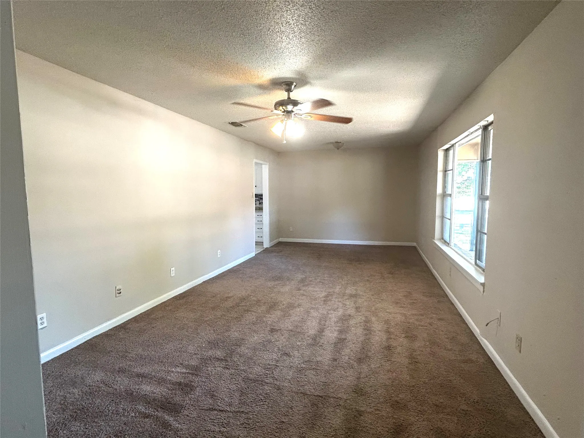 Single Family Residence For Sale in Tarrant County , 4425 Wedgmont Circle S, Fort Worth, Texas 76133, 4 Bedroom, 3 Bathroom, 2 Garage spaces, 1,904 Sqft, built in 1965, mls#21362215, Real Estate Agent in Fort Worth, Homes For Sale in Tarrant county, Homes For Sale in Fort Worth, Realtor in Fort Worth Texas, Real Estate Brokerage Independent Realty Texas, Luminita Cordes Realtor