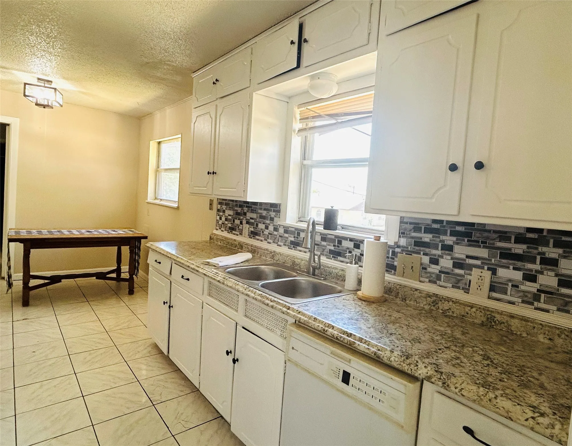 Single Family Residence For Sale in Tarrant County , 4425 Wedgmont Circle S, Fort Worth, Texas 76133, 4 Bedroom, 3 Bathroom, 2 Garage spaces, 1,904 Sqft, built in 1965, mls#21362215, Real Estate Agent in Fort Worth, Homes For Sale in Tarrant county, Homes For Sale in Fort Worth, Realtor in Fort Worth Texas, Real Estate Brokerage Independent Realty Texas, Luminita Cordes Realtor