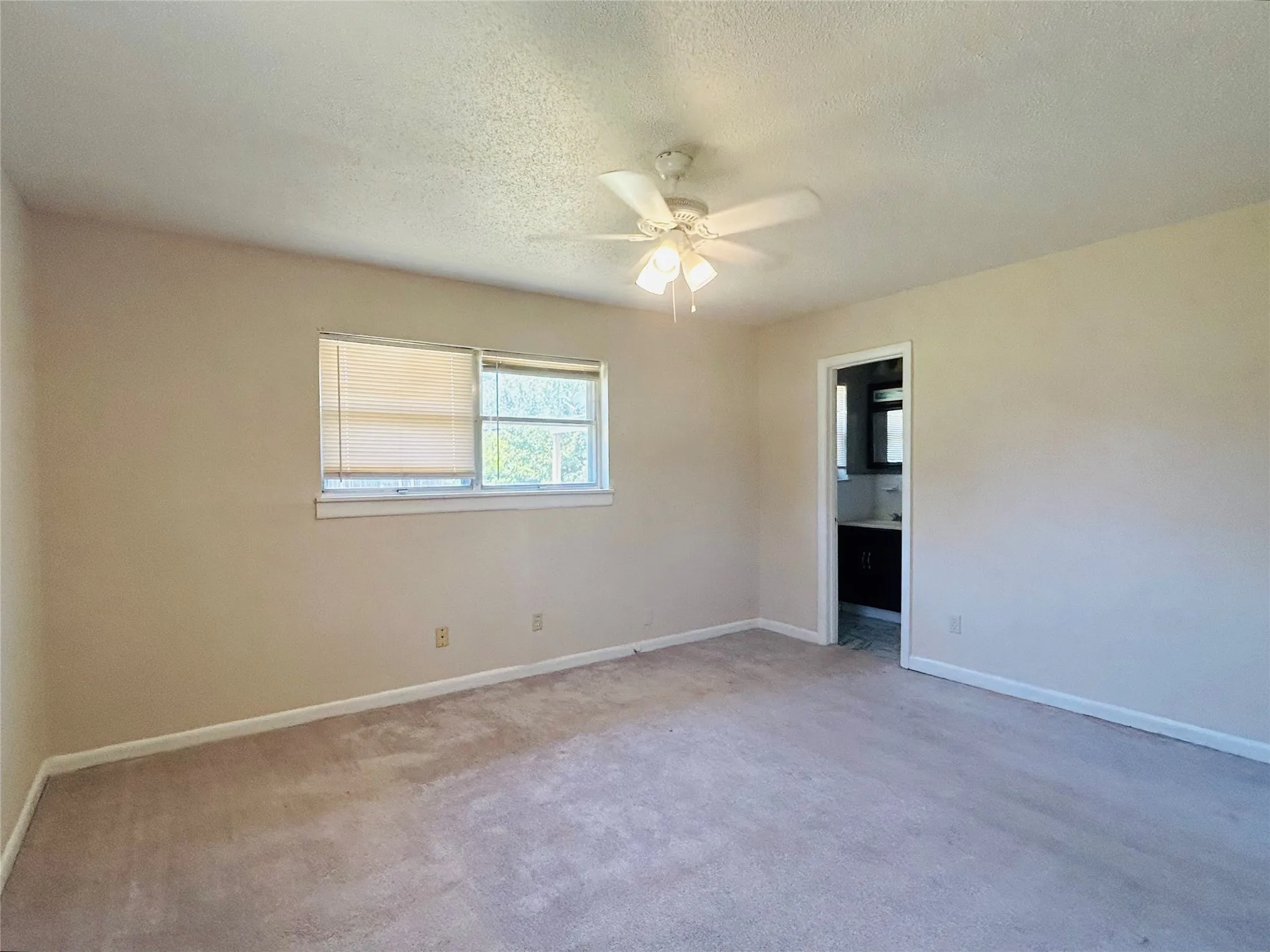 Single Family Residence For Sale in Tarrant County , 4425 Wedgmont Circle S, Fort Worth, Texas 76133, 4 Bedroom, 3 Bathroom, 2 Garage spaces, 1,904 Sqft, built in 1965, mls#21362215, Real Estate Agent in Fort Worth, Homes For Sale in Tarrant county, Homes For Sale in Fort Worth, Realtor in Fort Worth Texas, Real Estate Brokerage Independent Realty Texas, Luminita Cordes Realtor