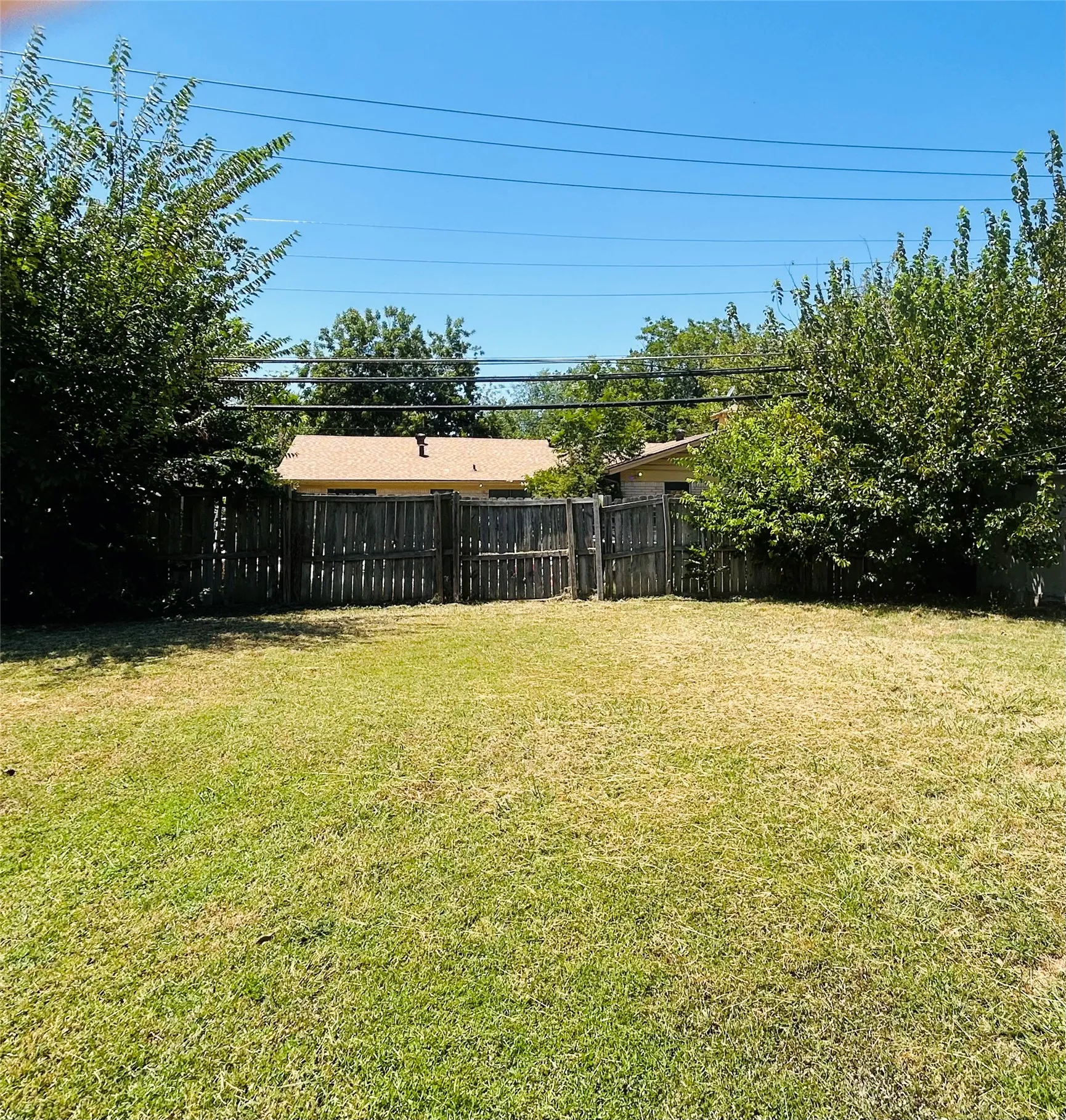 Single Family Residence For Sale in Tarrant County , 4425 Wedgmont Circle S, Fort Worth, Texas 76133, 4 Bedroom, 3 Bathroom, 2 Garage spaces, 1,904 Sqft, built in 1965, mls#21362215, Real Estate Agent in Fort Worth, Homes For Sale in Tarrant county, Homes For Sale in Fort Worth, Realtor in Fort Worth Texas, Real Estate Brokerage Independent Realty Texas, Luminita Cordes Realtor