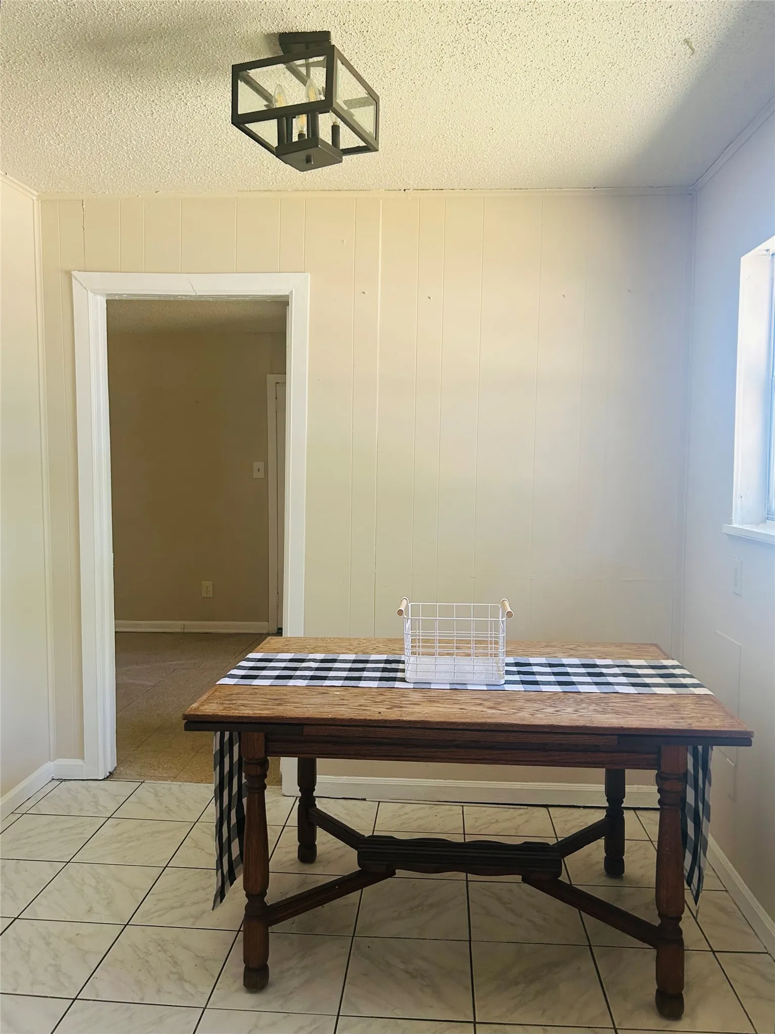 Single Family Residence For Sale in Tarrant County , 4425 Wedgmont Circle S, Fort Worth, Texas 76133, 4 Bedroom, 3 Bathroom, 2 Garage spaces, 1,904 Sqft, built in 1965, mls#21362215, Real Estate Agent in Fort Worth, Homes For Sale in Tarrant county, Homes For Sale in Fort Worth, Realtor in Fort Worth Texas, Real Estate Brokerage Independent Realty Texas, Luminita Cordes Realtor