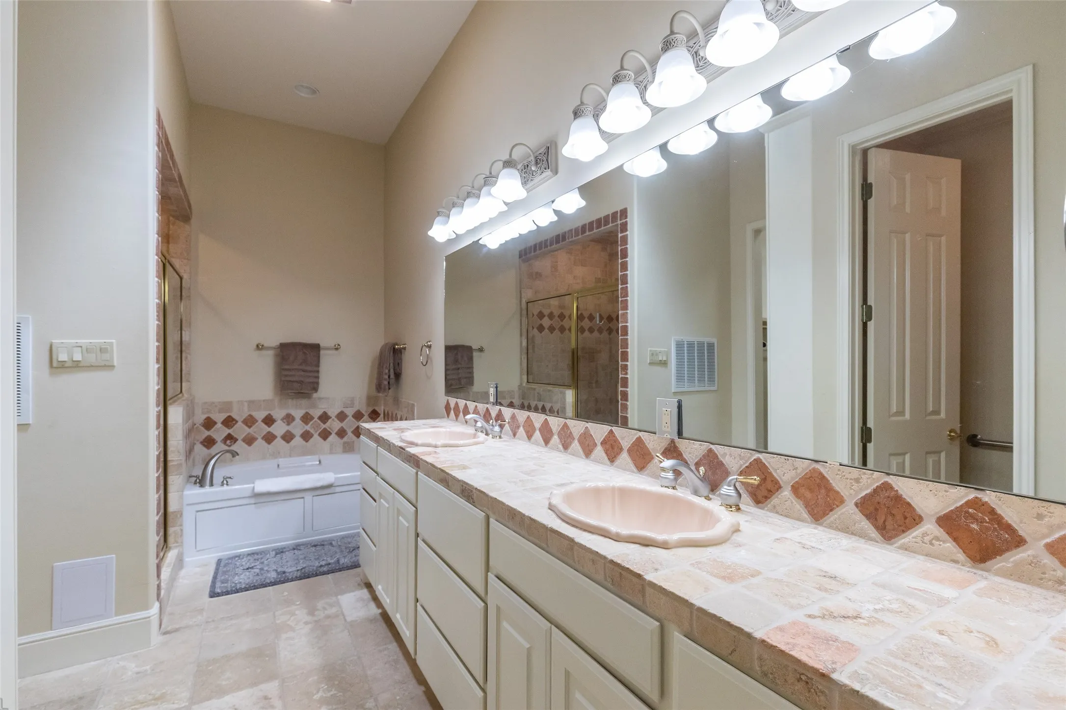Single Family Residence For Sale in Taylor County , 4 Mesa Ridge, Abilene, Texas 79606, 3 Bedroom, 3 Bathroom, 2 Garage spaces, 2,761 Sqft, built in 1999, mls#21357426, Real Estate Agent in Abilene, Homes For Sale in Taylor county, Homes For Sale in Abilene, Realtor in Abilene Texas, Real Estate Brokerage Independent Realty Texas, Luminita Cordes Realtor