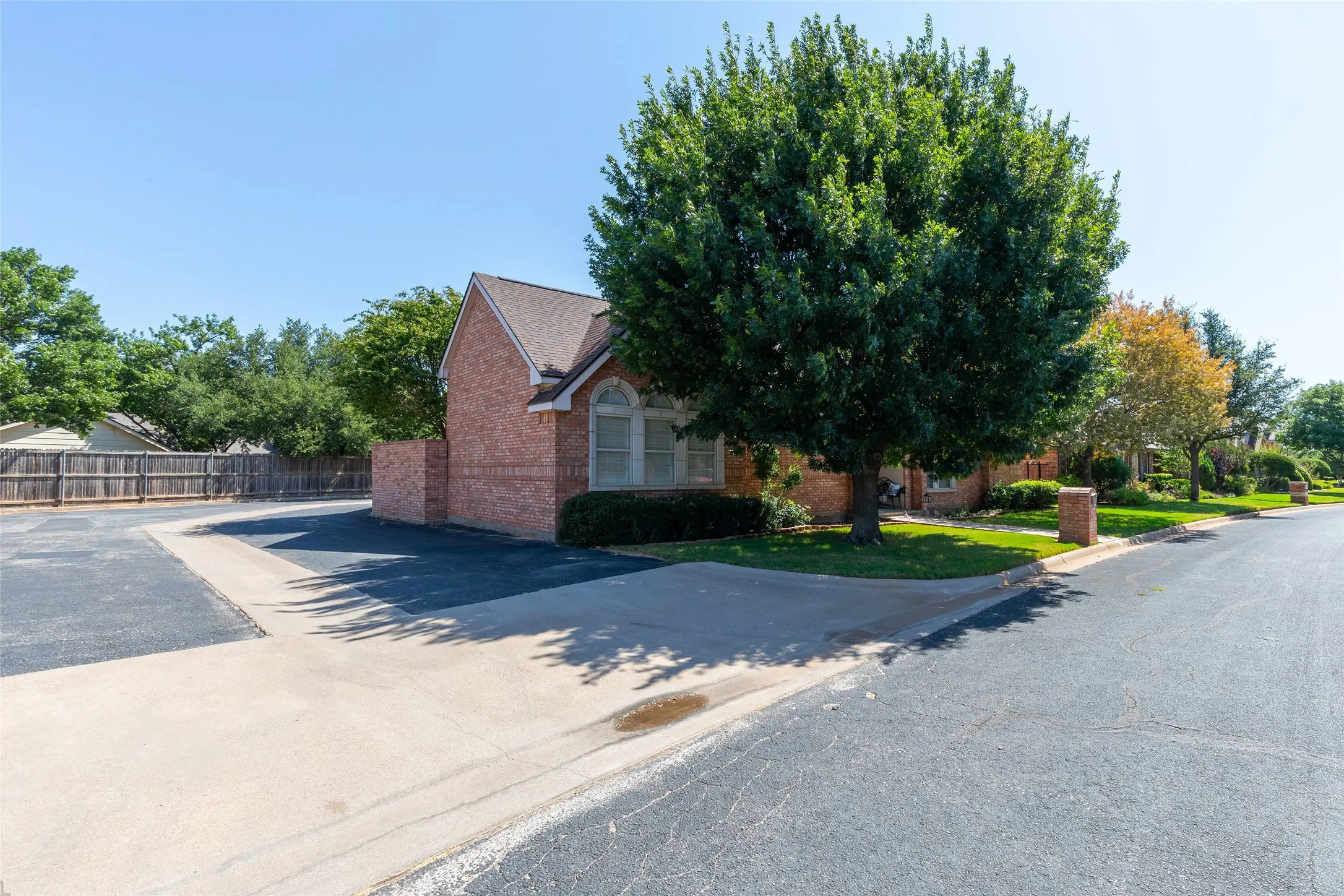 Single Family Residence For Sale in Taylor County , 4 Mesa Ridge, Abilene, Texas 79606, 3 Bedroom, 3 Bathroom, 2 Garage spaces, 2,761 Sqft, built in 1999, mls#21357426, Real Estate Agent in Abilene, Homes For Sale in Taylor county, Homes For Sale in Abilene, Realtor in Abilene Texas, Real Estate Brokerage Independent Realty Texas, Luminita Cordes Realtor