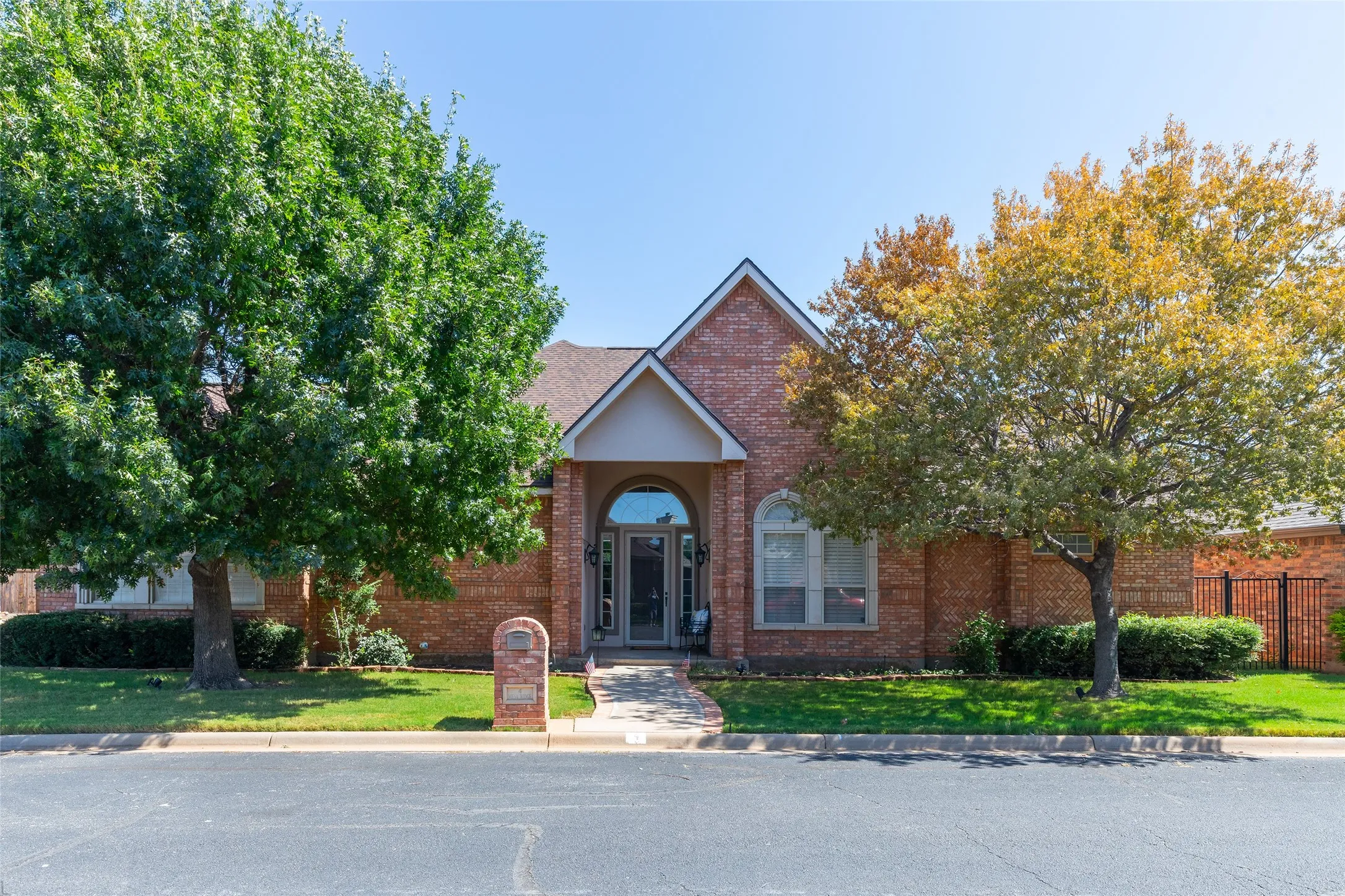 Single Family Residence For Sale in Taylor County , 4 Mesa Ridge, Abilene, Texas 79606, 3 Bedroom, 3 Bathroom, 2 Garage spaces, 2,761 Sqft, built in 1999, mls#21357426, Real Estate Agent in Abilene, Homes For Sale in Taylor county, Homes For Sale in Abilene, Realtor in Abilene Texas, Real Estate Brokerage Independent Realty Texas, Luminita Cordes Realtor