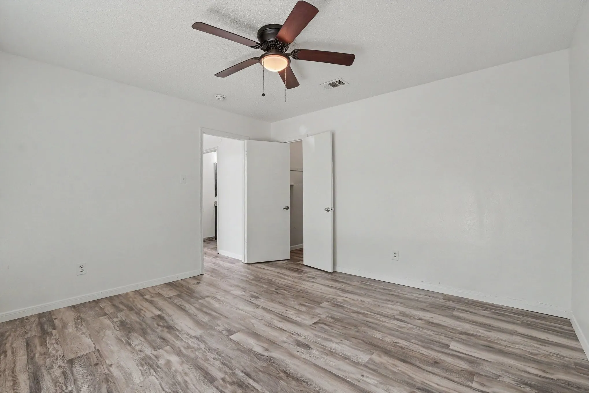 Single Family Residence For Sale in Dallas County , 4002 Tropic Lane, Rowlett, Texas 75088, 5 Bedroom, 2 Bathroom, 1 Garage spaces, 2,064 Sqft, built in 1990, mls#21355415, Real Estate Agent in Rowlett, Homes For Sale in Dallas county, Homes For Sale in Rowlett, Realtor in Rowlett Texas, Real Estate Brokerage Independent Realty Texas, Luminita Cordes Realtor