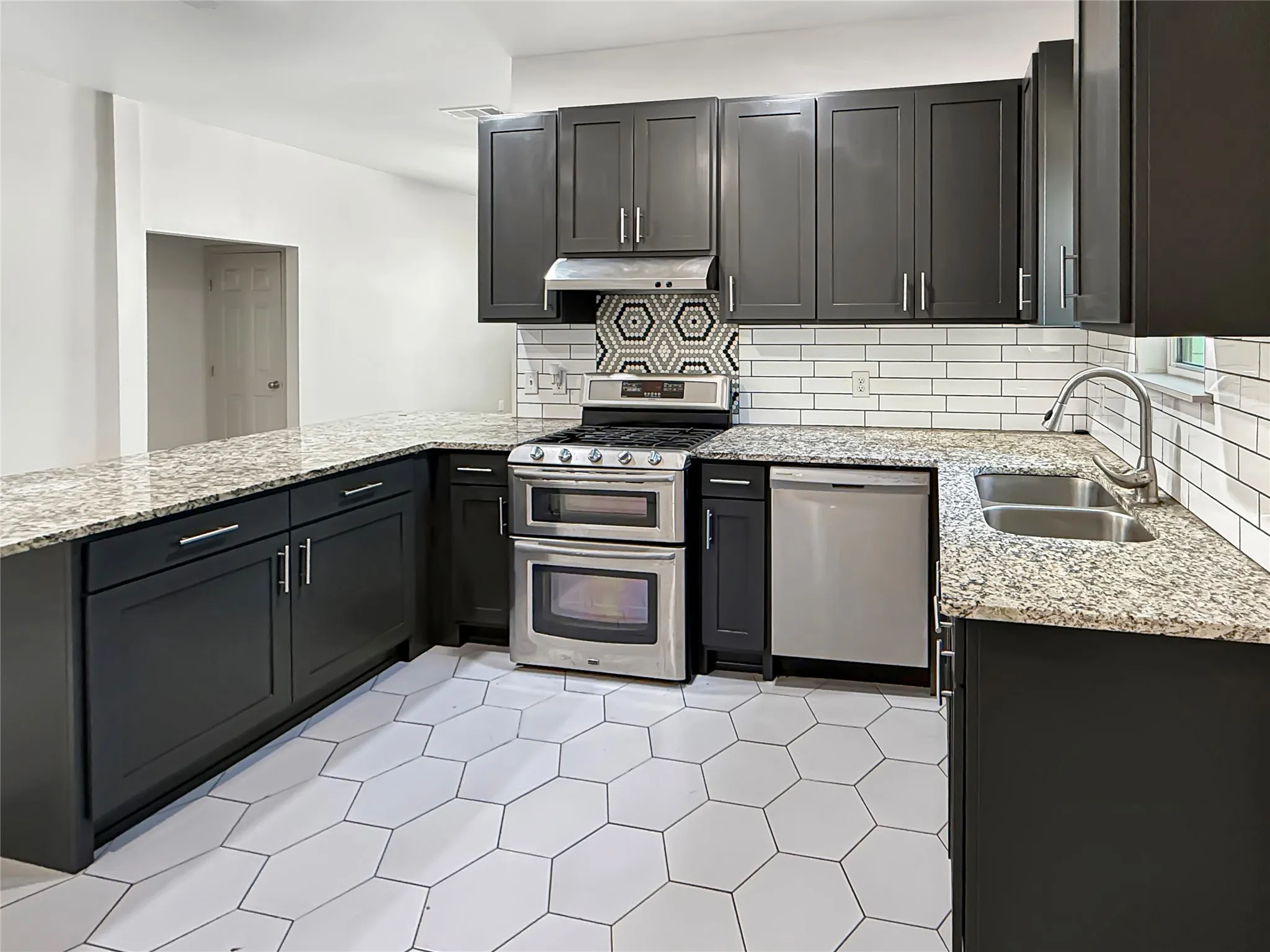 Duplex For Rent in Tarrant County , 1719 25th Street, Fort Worth, Texas 76164, 3 Bedroom, 2 Bathroom, Garage spaces, 2,100 Sqft, built in 1925, mls#21362245, Real Estate Agent in Fort Worth, Homes For Rent in Tarrant county, Homes For Rent in Fort Worth, Realtor in Fort Worth Texas, Real Estate Brokerage Independent Realty Texas, Luminita Cordes Realtor