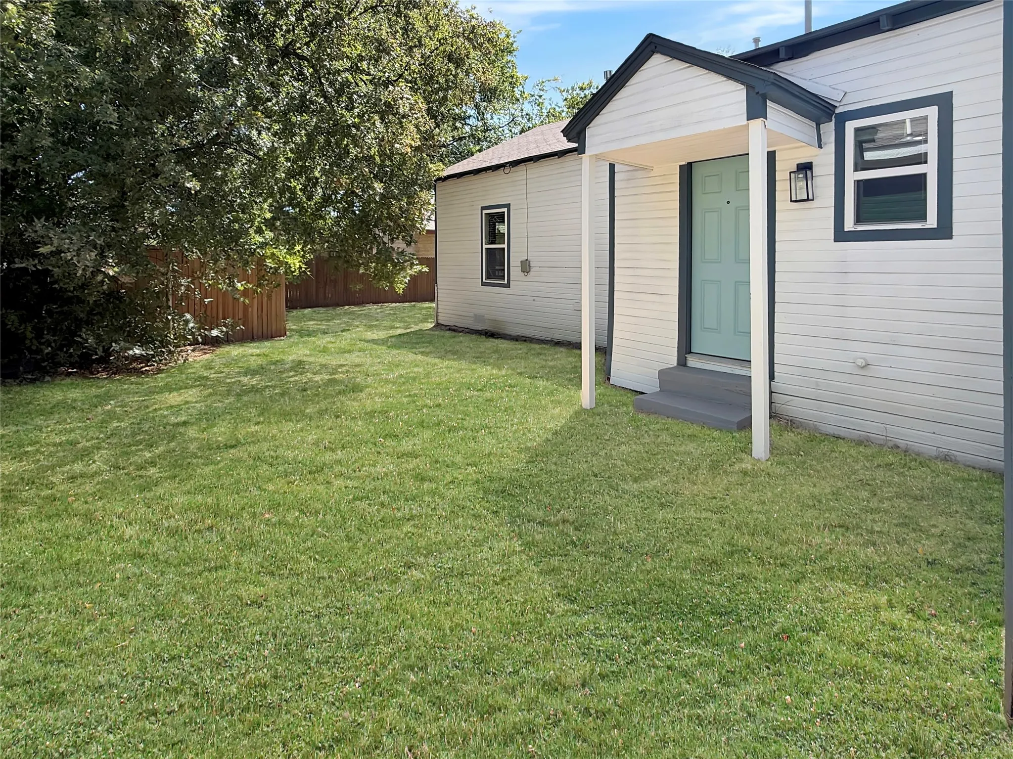 Duplex For Rent in Tarrant County , 1719 25th Street, Fort Worth, Texas 76164, 3 Bedroom, 2 Bathroom, Garage spaces, 2,100 Sqft, built in 1925, mls#21362245, Real Estate Agent in Fort Worth, Homes For Rent in Tarrant county, Homes For Rent in Fort Worth, Realtor in Fort Worth Texas, Real Estate Brokerage Independent Realty Texas, Luminita Cordes Realtor
