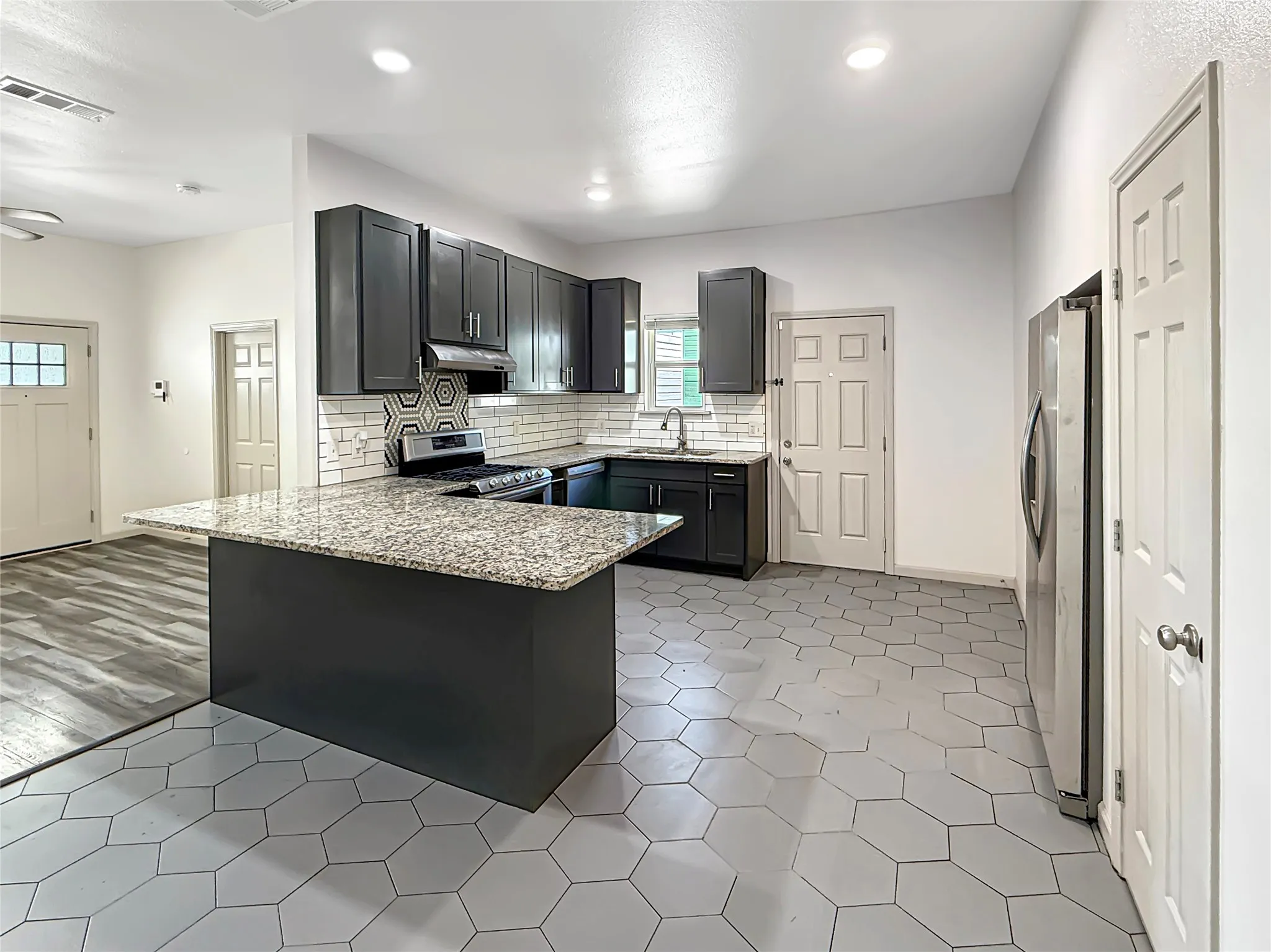 Duplex For Rent in Tarrant County , 1719 25th Street, Fort Worth, Texas 76164, 3 Bedroom, 2 Bathroom, Garage spaces, 2,100 Sqft, built in 1925, mls#21362245, Real Estate Agent in Fort Worth, Homes For Rent in Tarrant county, Homes For Rent in Fort Worth, Realtor in Fort Worth Texas, Real Estate Brokerage Independent Realty Texas, Luminita Cordes Realtor