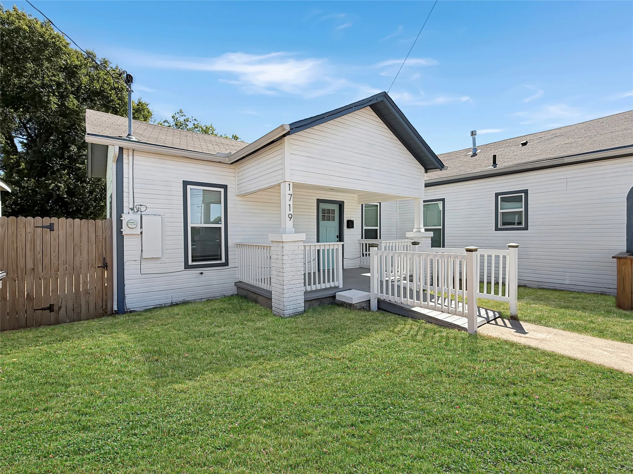 Duplex For Rent in Tarrant County , 1719 25th Street, Fort Worth, Texas 76164, 3 Bedroom, 2 Bathroom, Garage spaces, 2,100 Sqft, built in 1925, mls#21362245, Real Estate Agent in Fort Worth, Homes For Rent in Tarrant county, Homes For Rent in Fort Worth, Realtor in Fort Worth Texas, Real Estate Brokerage Independent Realty Texas, Luminita Cordes Realtor
