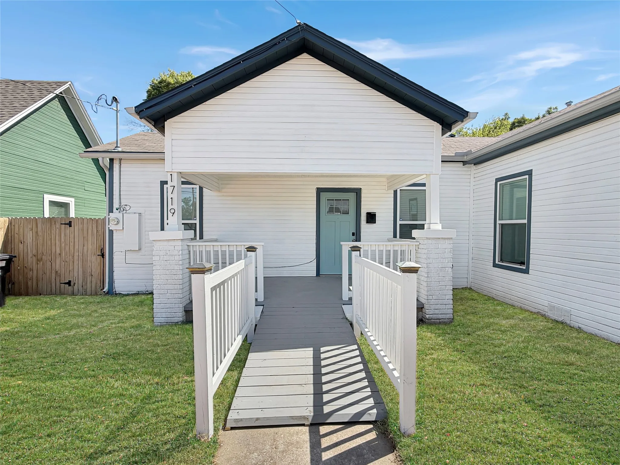 Duplex For Rent in Tarrant County , 1719 25th Street, Fort Worth, Texas 76164, 3 Bedroom, 2 Bathroom, Garage spaces, 2,100 Sqft, built in 1925, mls#21362245, Real Estate Agent in Fort Worth, Homes For Rent in Tarrant county, Homes For Rent in Fort Worth, Realtor in Fort Worth Texas, Real Estate Brokerage Independent Realty Texas, Luminita Cordes Realtor