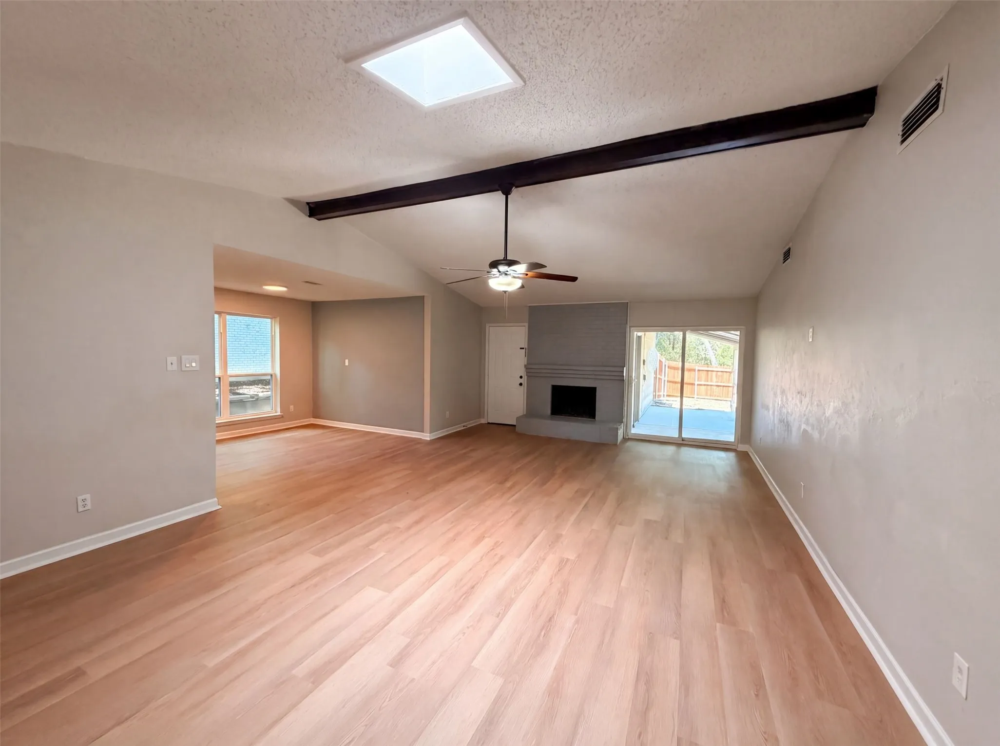 Single Family Residence For Sale in Dallas County , 922 Meadowdale Circle, Garland, Texas 75043, 4 Bedroom, 2 Bathroom, 2 Garage spaces, 1,641 Sqft, built in 1973, mls#21357413, Real Estate Agent in Garland, Homes For Sale in Dallas county, Homes For Sale in Garland, Realtor in Garland Texas, Real Estate Brokerage Independent Realty Texas, Luminita Cordes Realtor